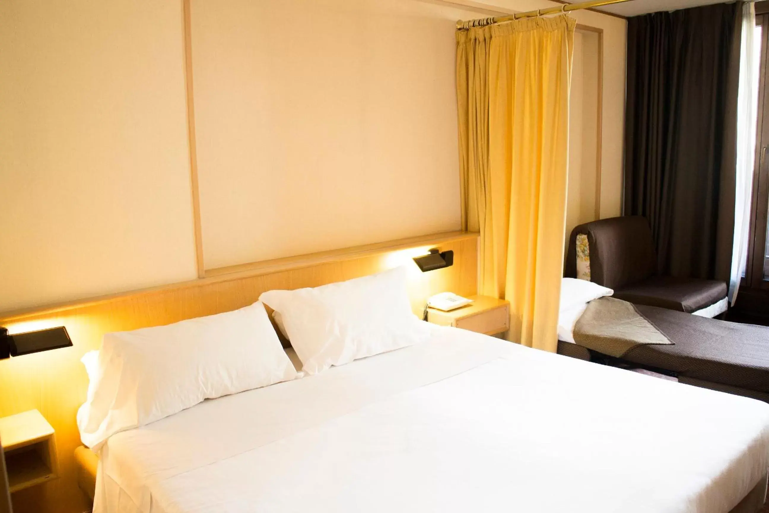 Bed in Hotel Les Jumeaux Courmayeur