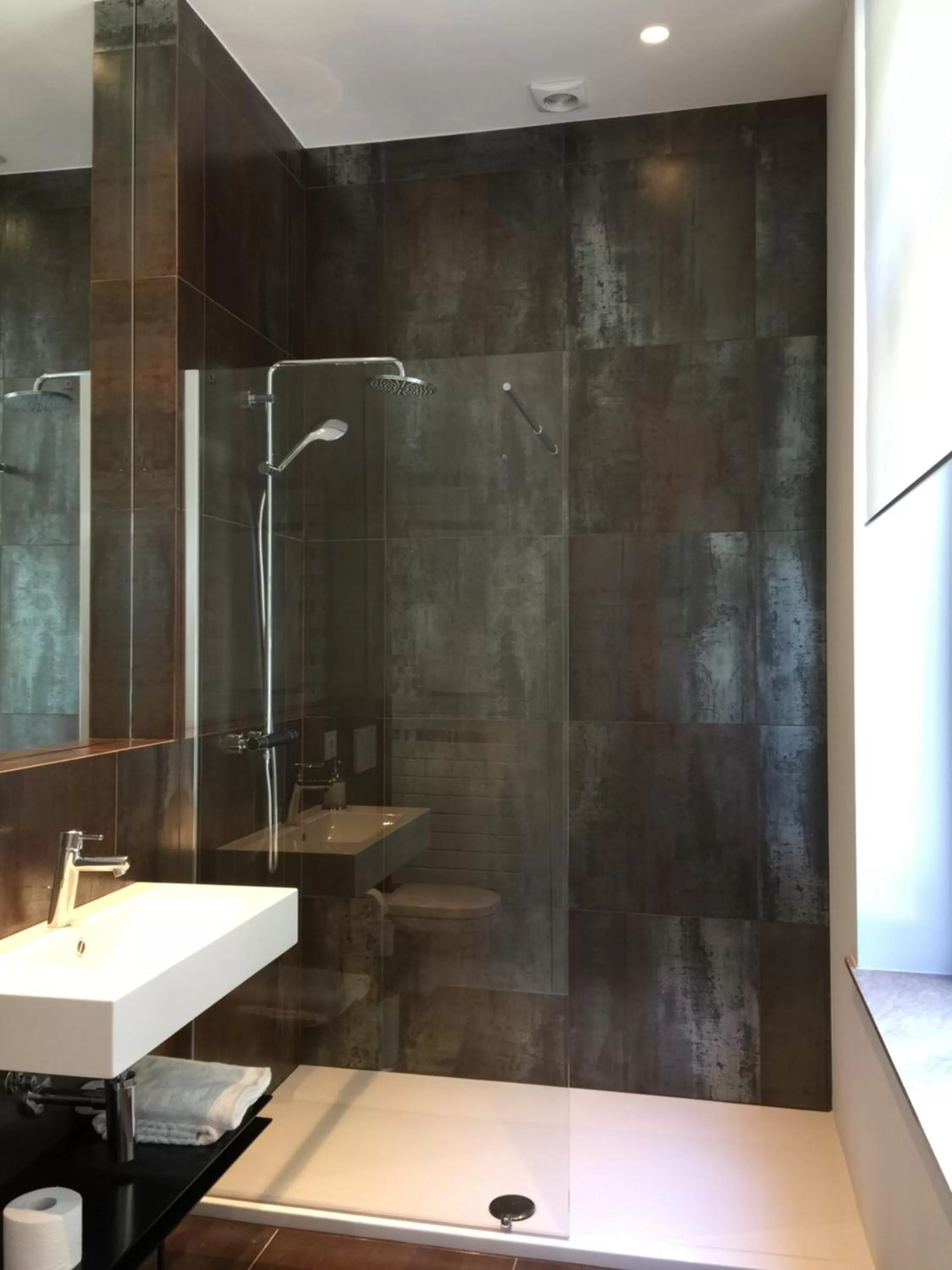 Shower in Albert Molière