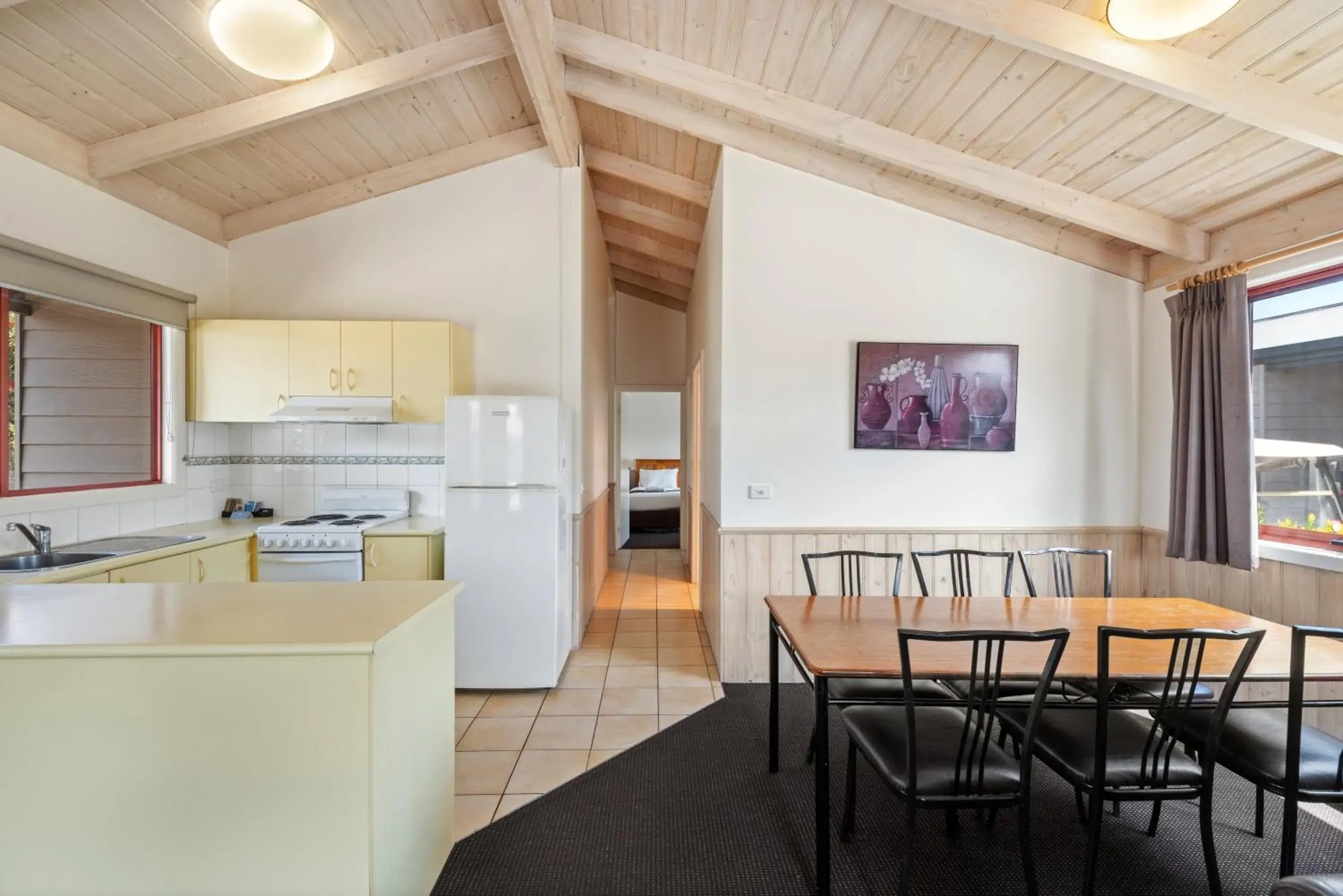 Kitchen or kitchenette, Dining Area in Discovery Parks - Melbourne