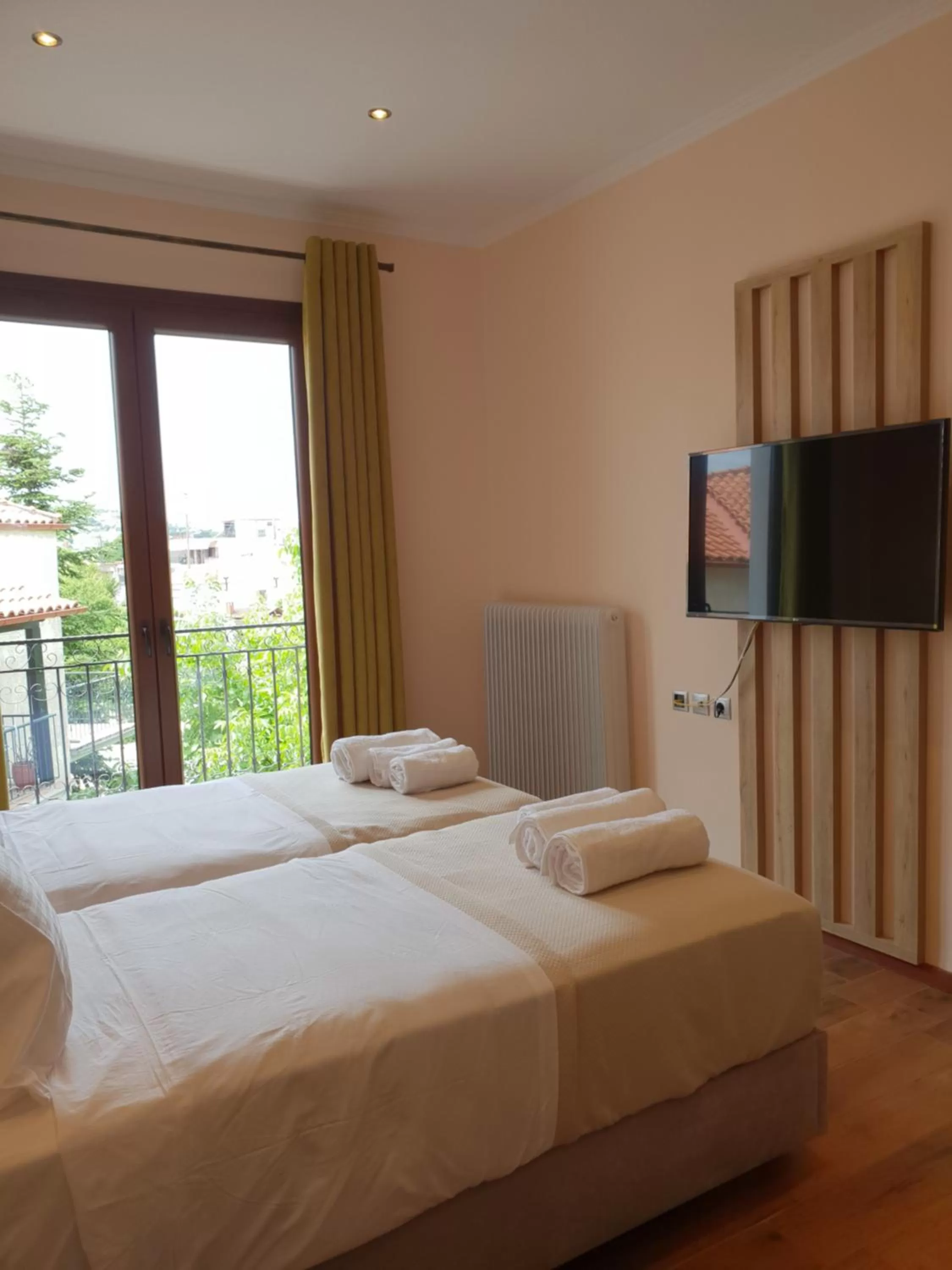 Photo of the whole room, Bed in Mondeus Inn Luxury