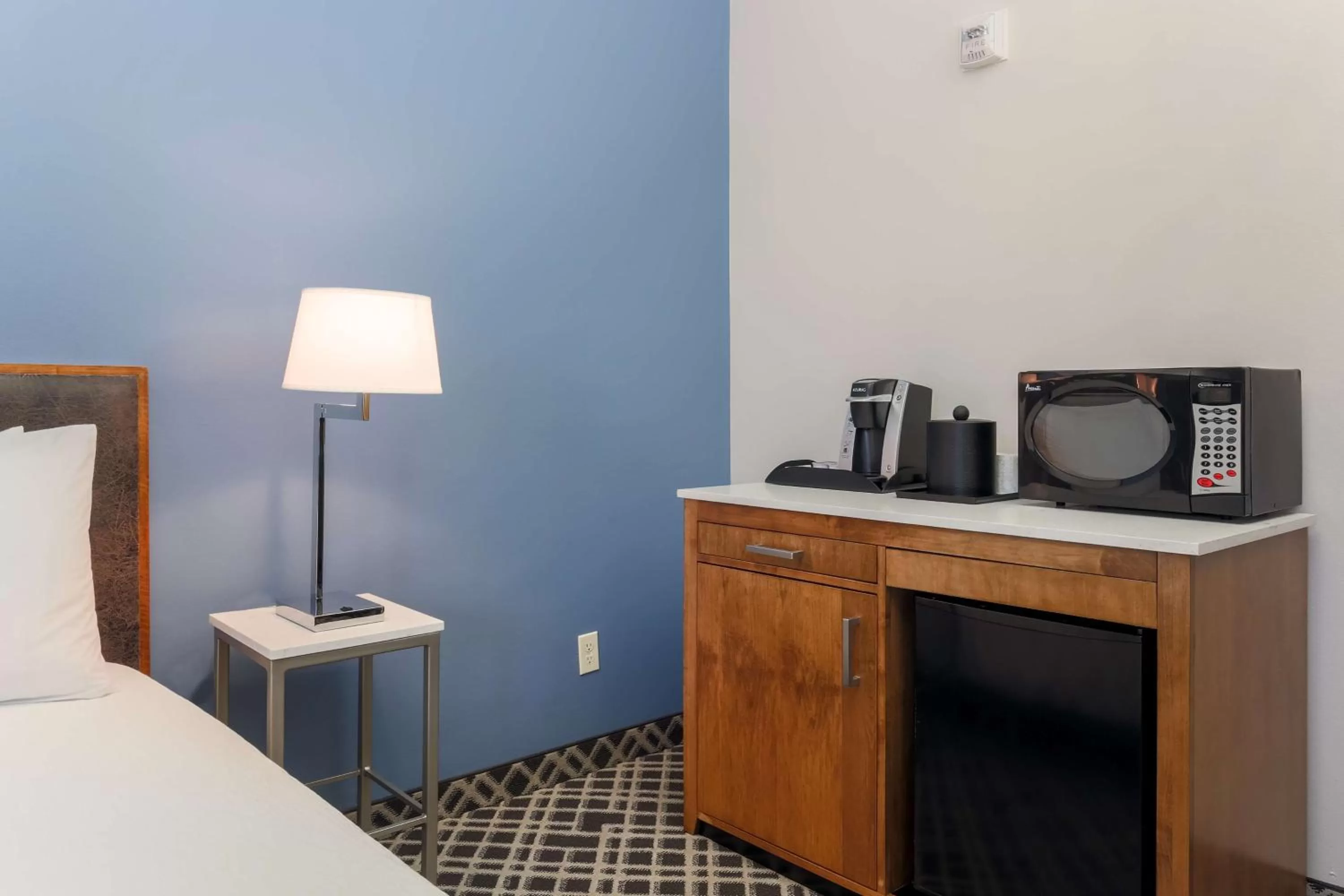 Kitchen or kitchenette, Bed in Hilton Garden Inn Dallas/Market Center