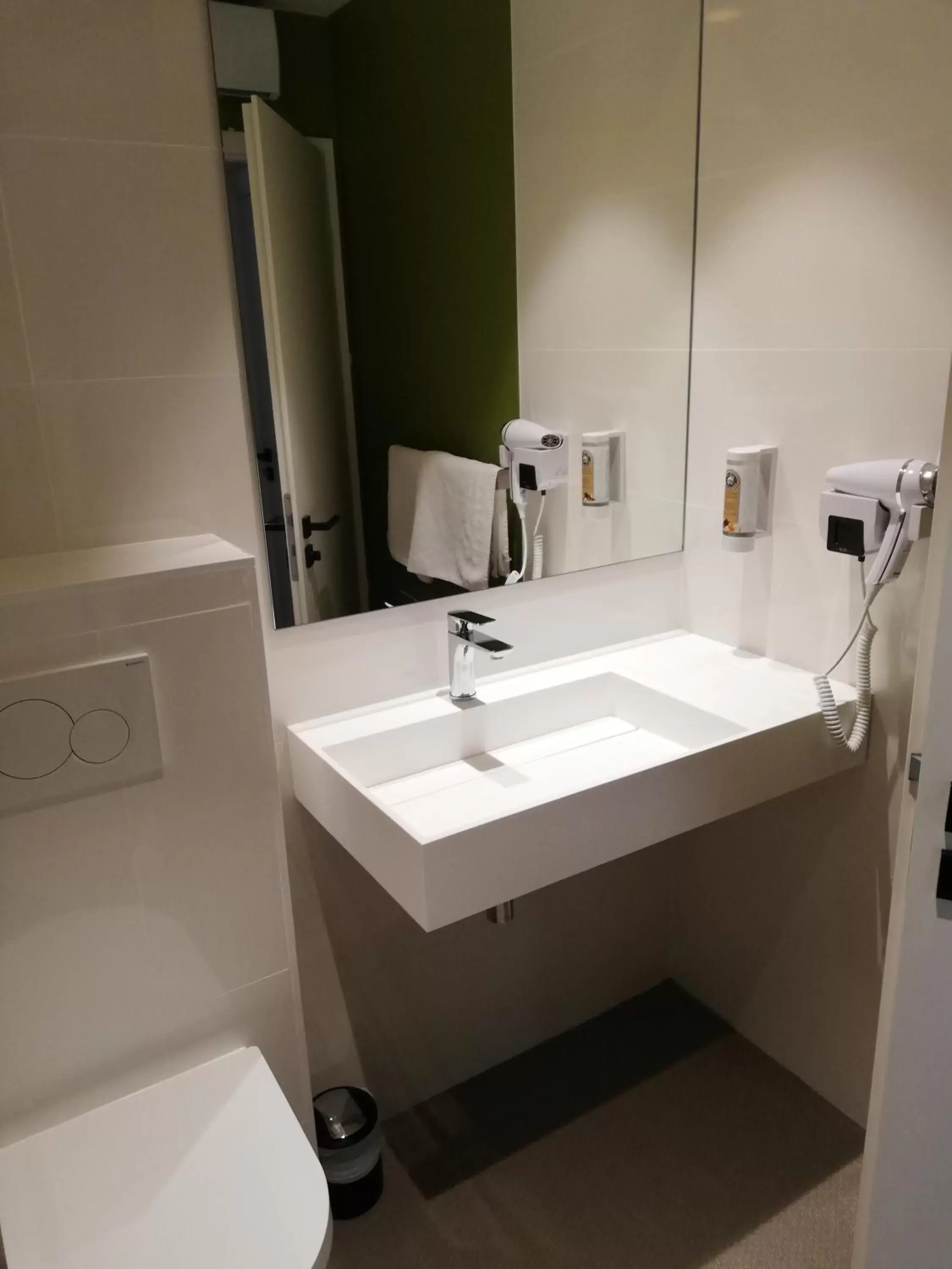 Toilet, Bathroom in Le Kléber Hôtel