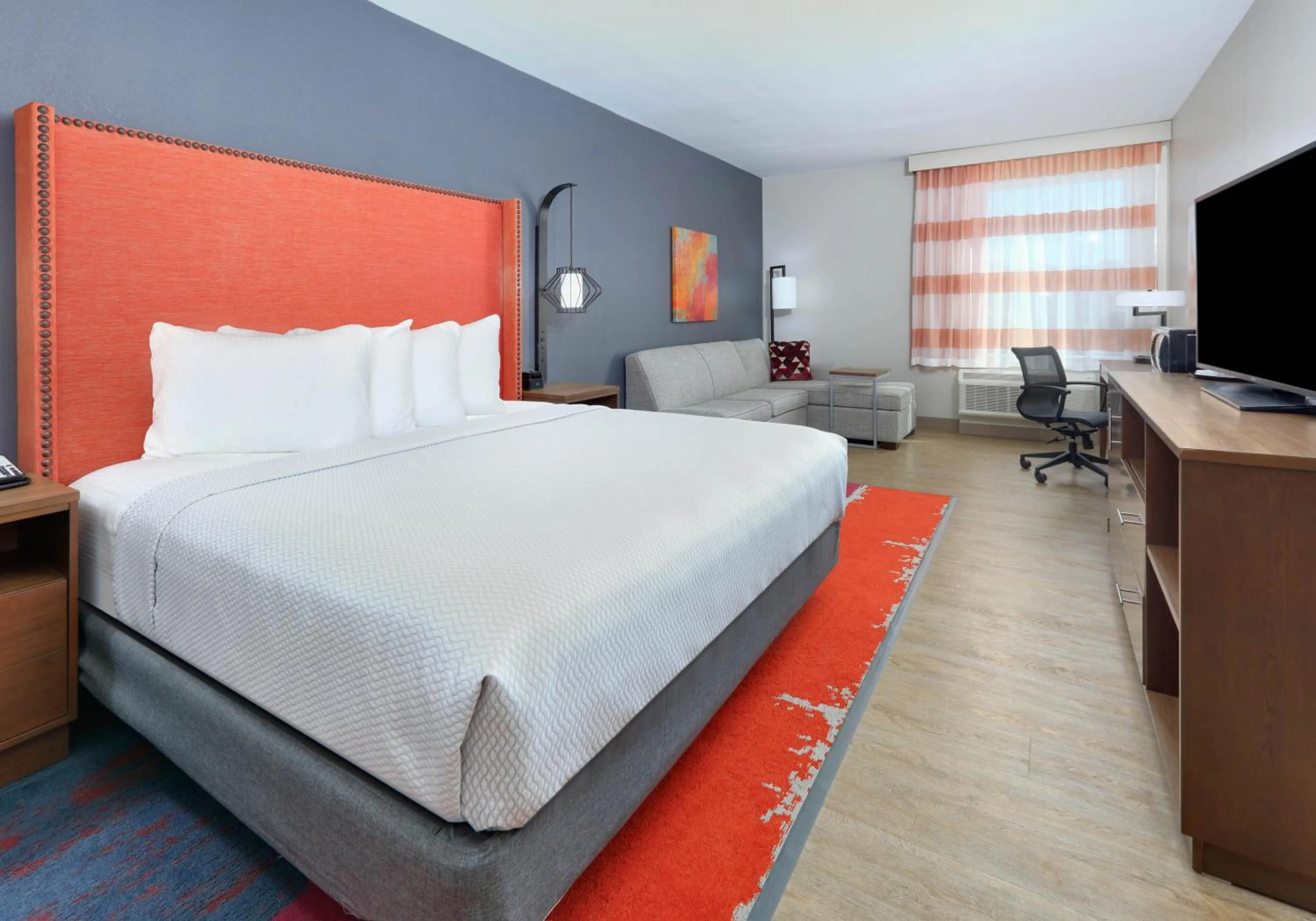 Bed in La Quinta Inn & Suites by Wyndham Lakeway