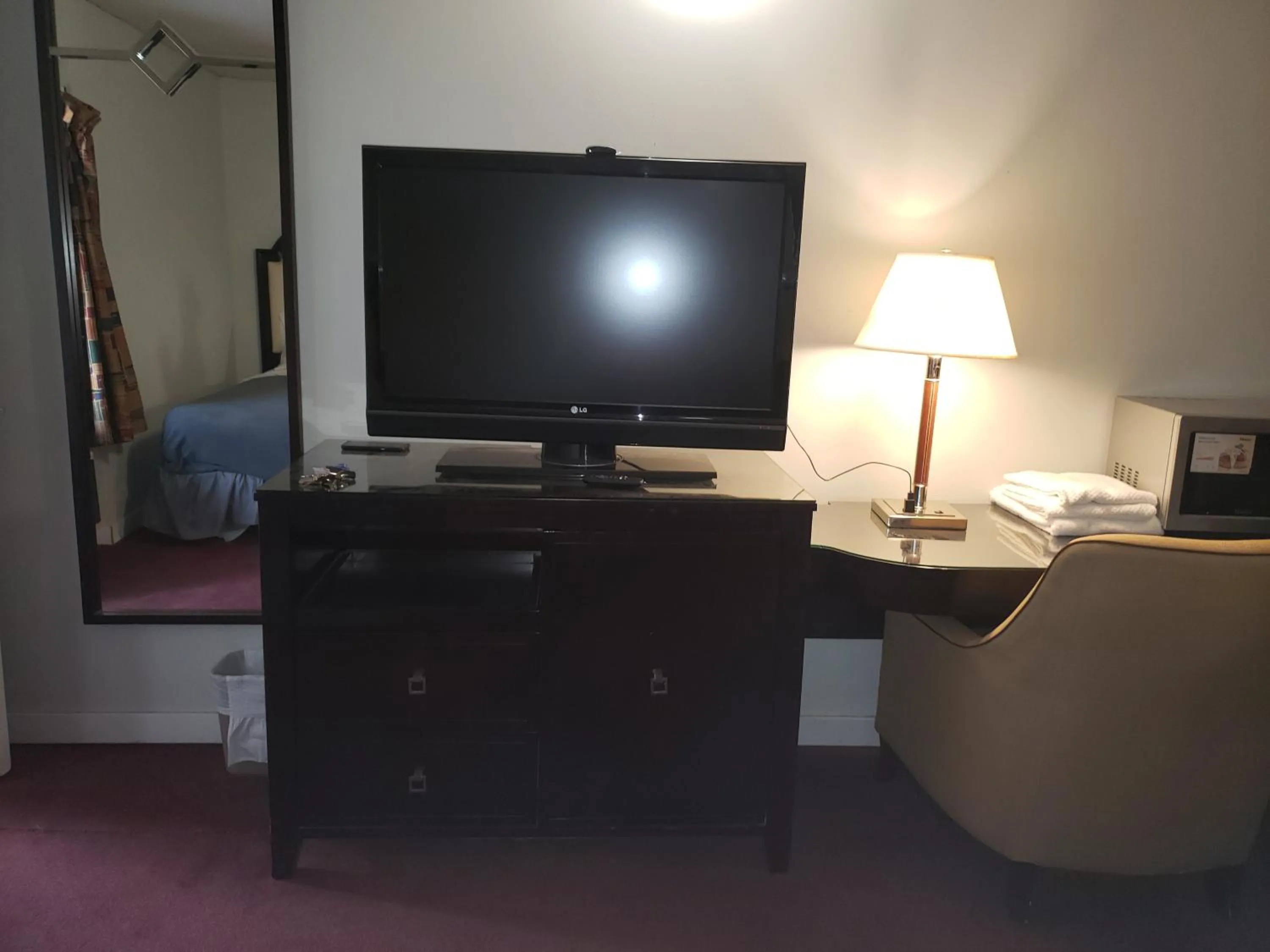 Bed in Niagara Falls Courtside Inn