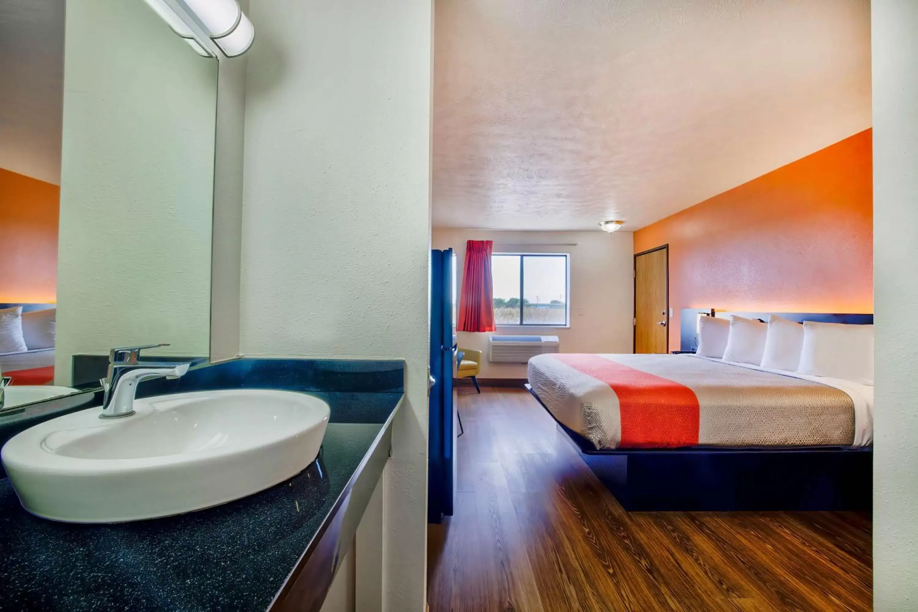 Bedroom, Bathroom in Motel 6-Percival, IA