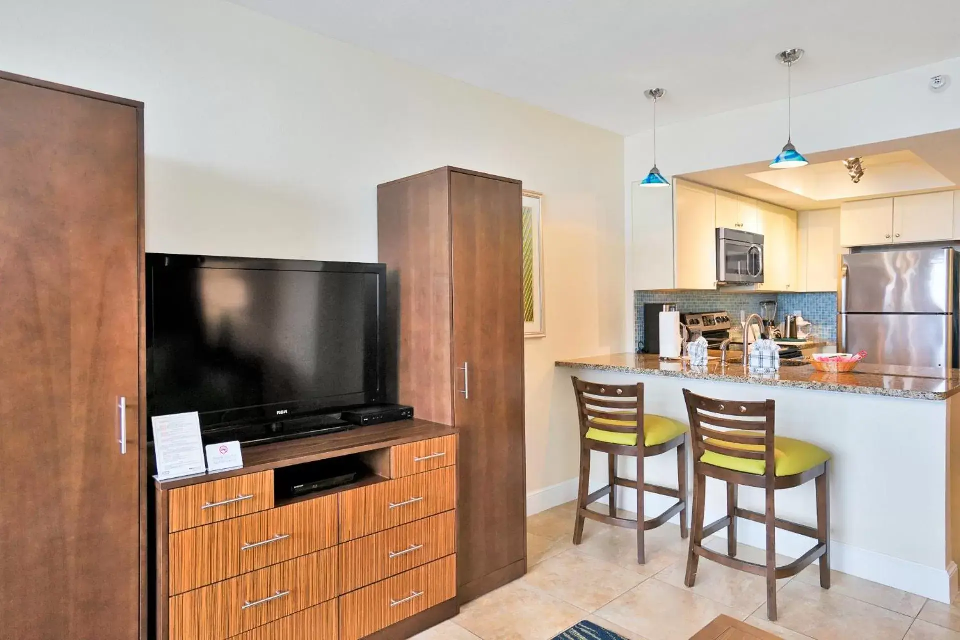 Kitchen or kitchenette, TV/Entertainment Center in Hollywood Beach Tower by Capital Vacations