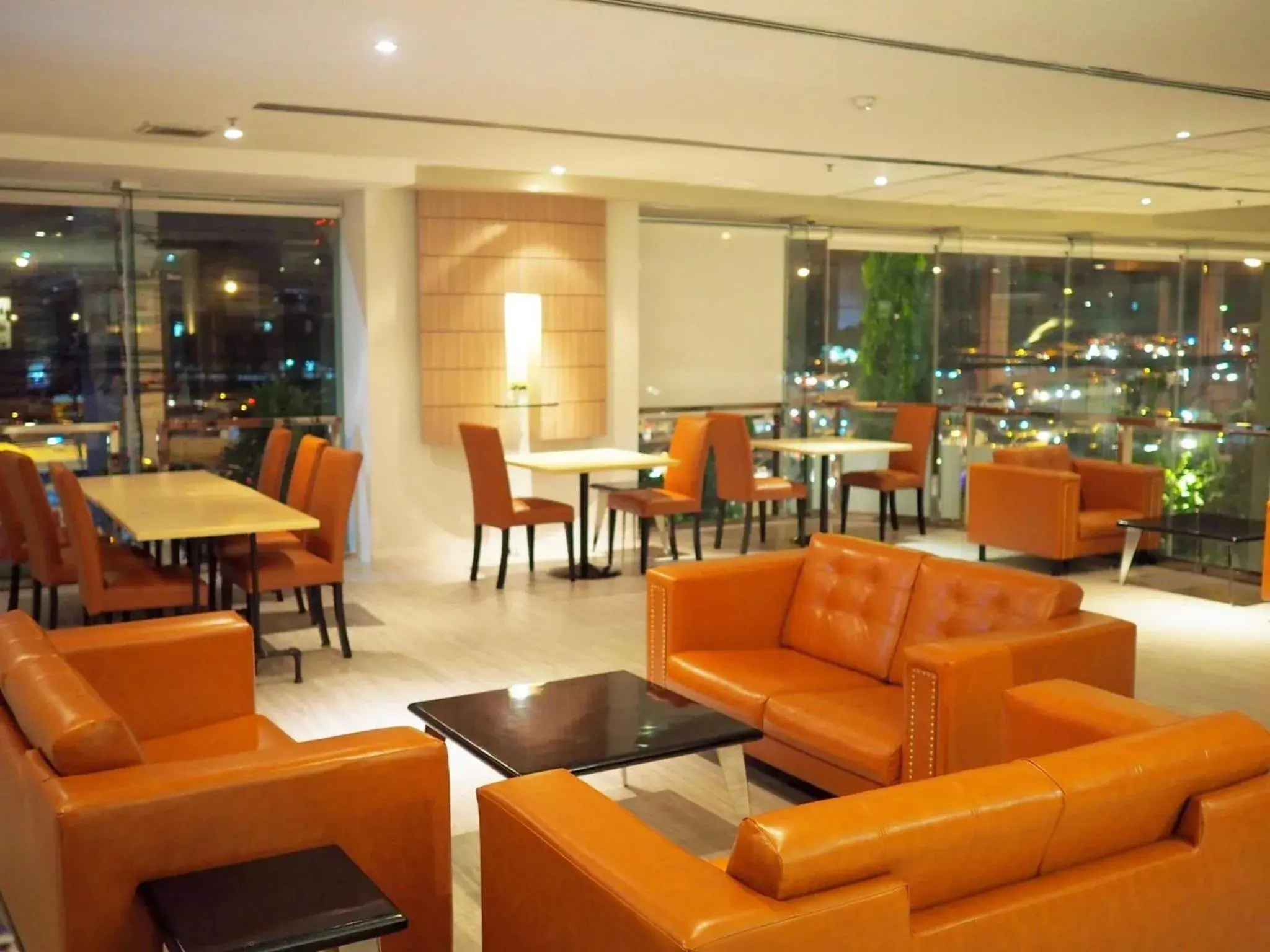 Restaurant/places to eat, Lounge/Bar in Gold Orchid Bangkok Hotel