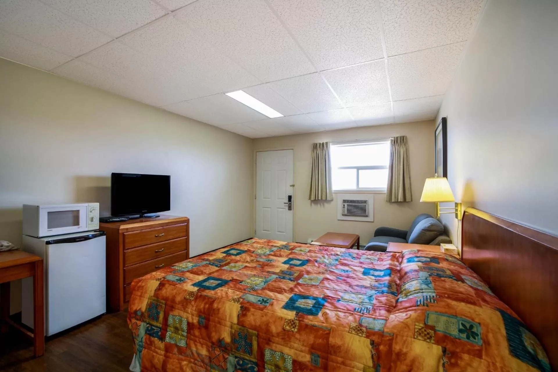 Bed in Canadas Best Value Inn Fort St John