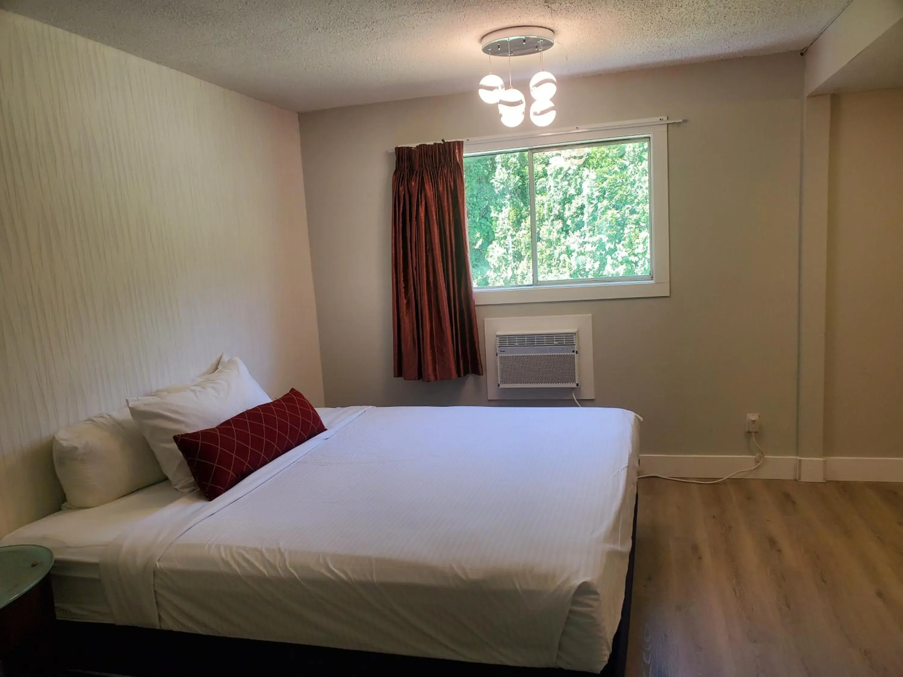 Bedroom, Bed in Alpine Inn Abbotsford