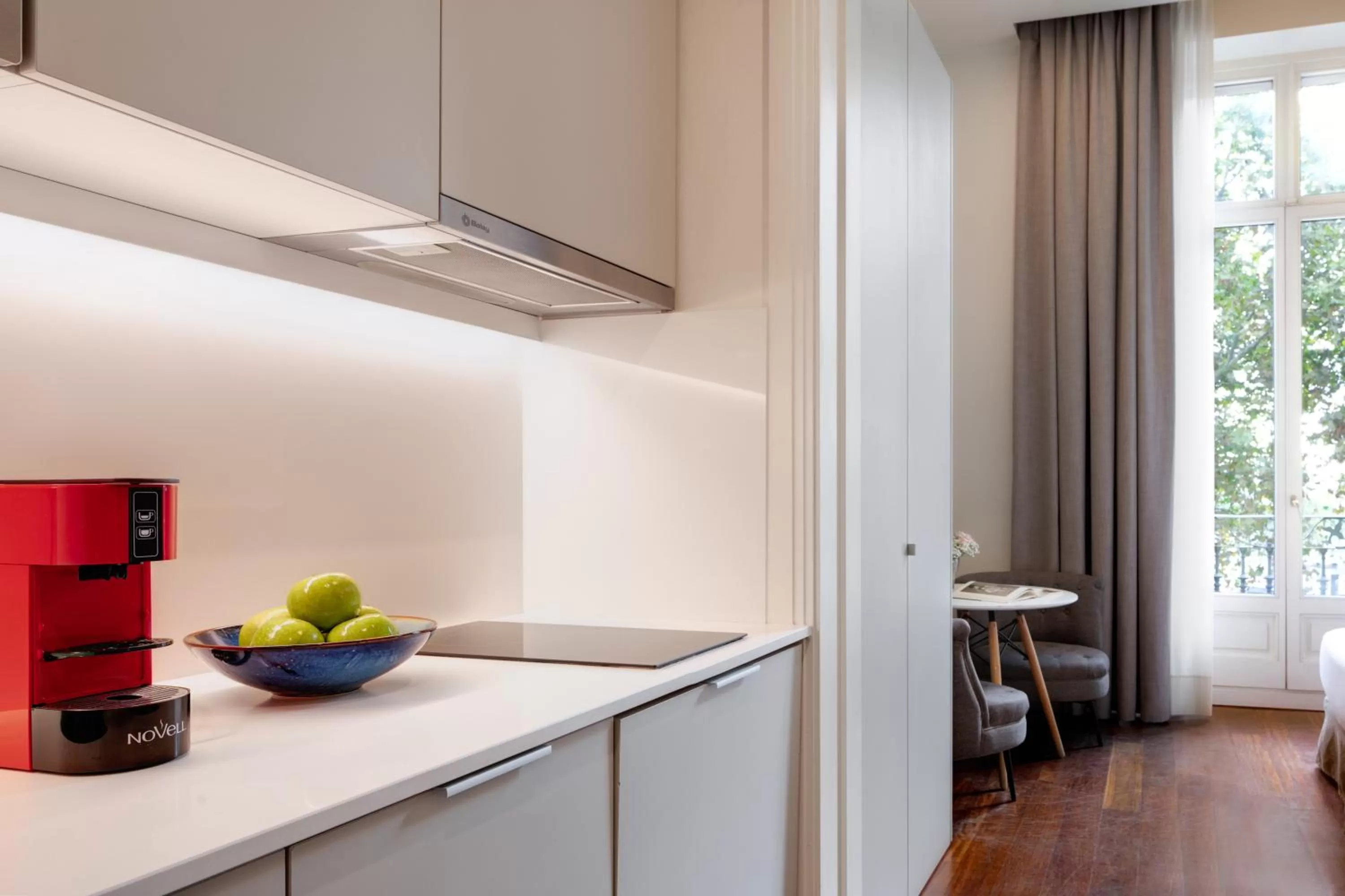 Kitchen or kitchenette in Duquesa Suites Landmark Hotel by Grup Duquessa