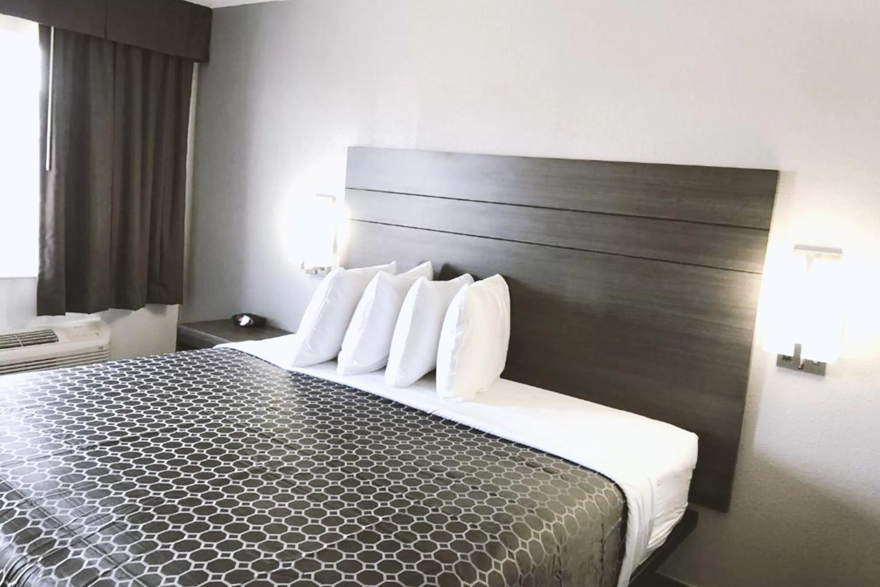 Bed in Blue Way Inn By Jasper Near Frost Bank Center