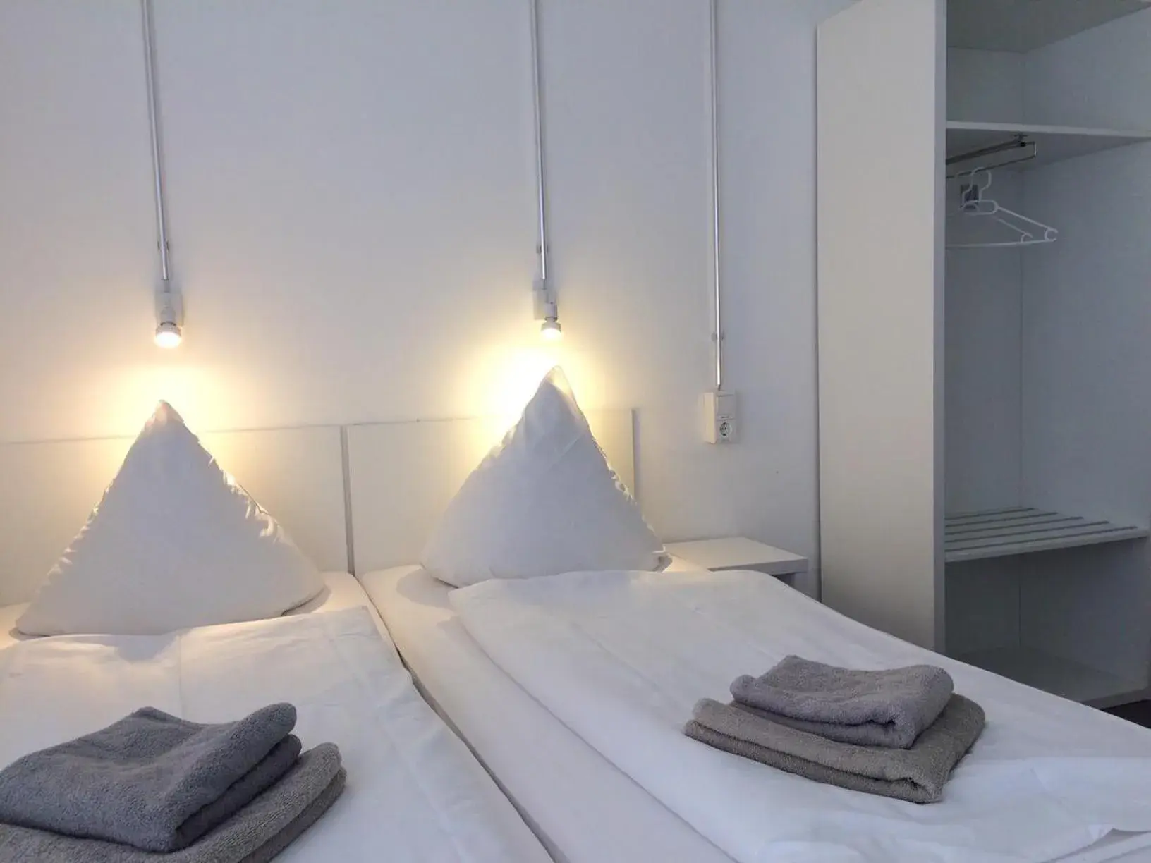 Bed in BNB near Brandenburg Gate - Rooms & Apartments Bed in BNB near Brandenburg Gate - Rooms & Apartments