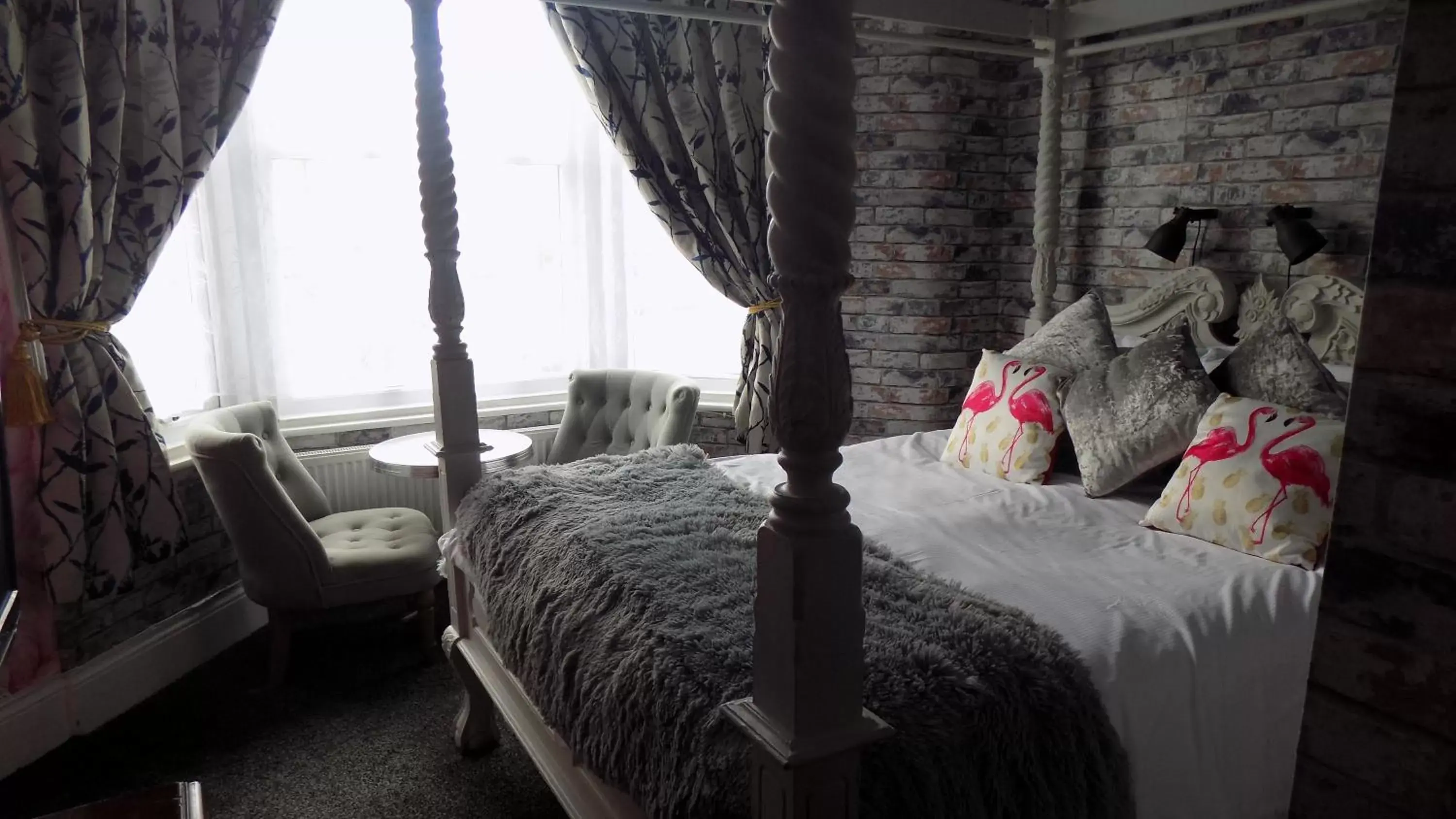 Photo of the whole room, Bed in Driftwood