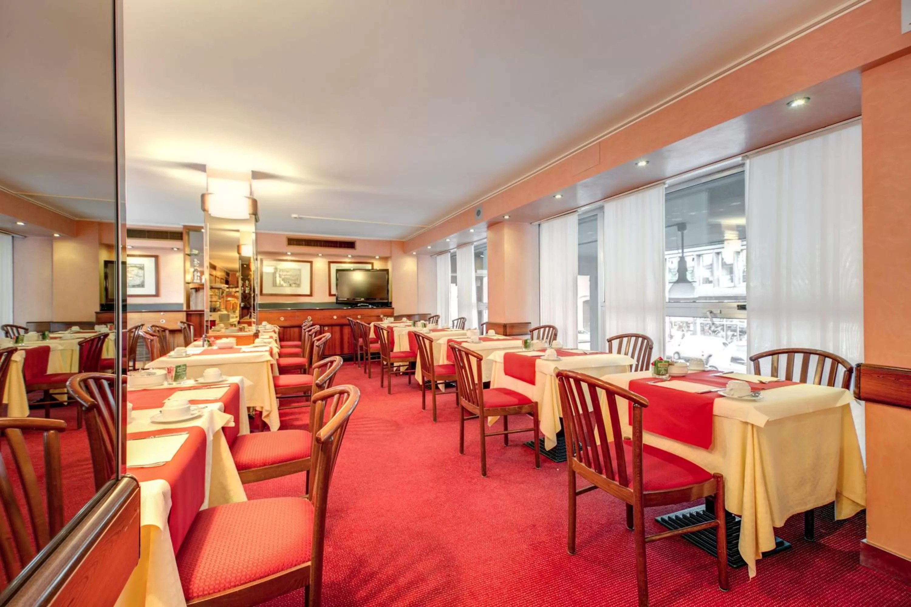 Restaurant/places to eat in Hotel Galileo