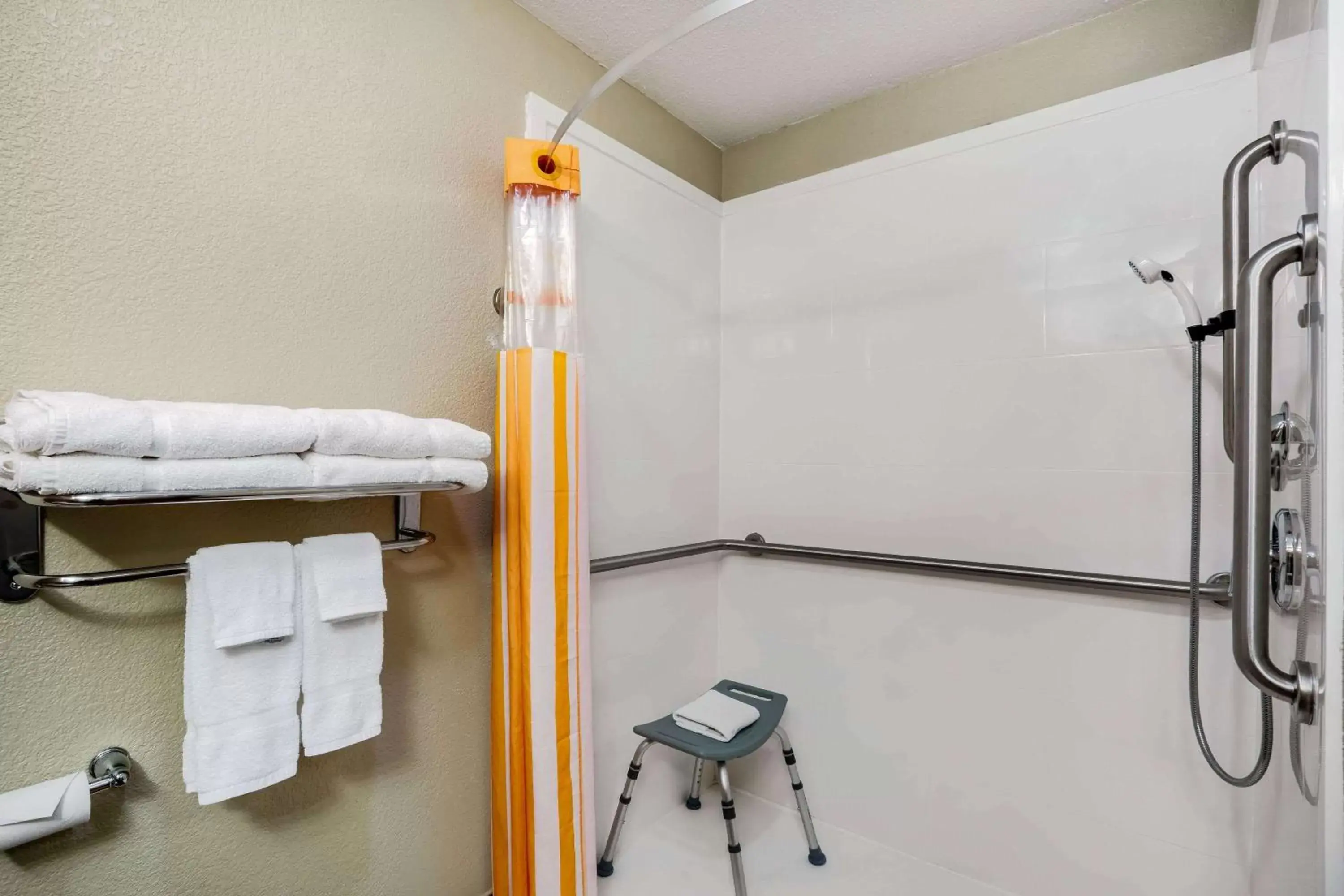 Shower, Bathroom in La Quinta Inn & Suites by Wyndham Emporia