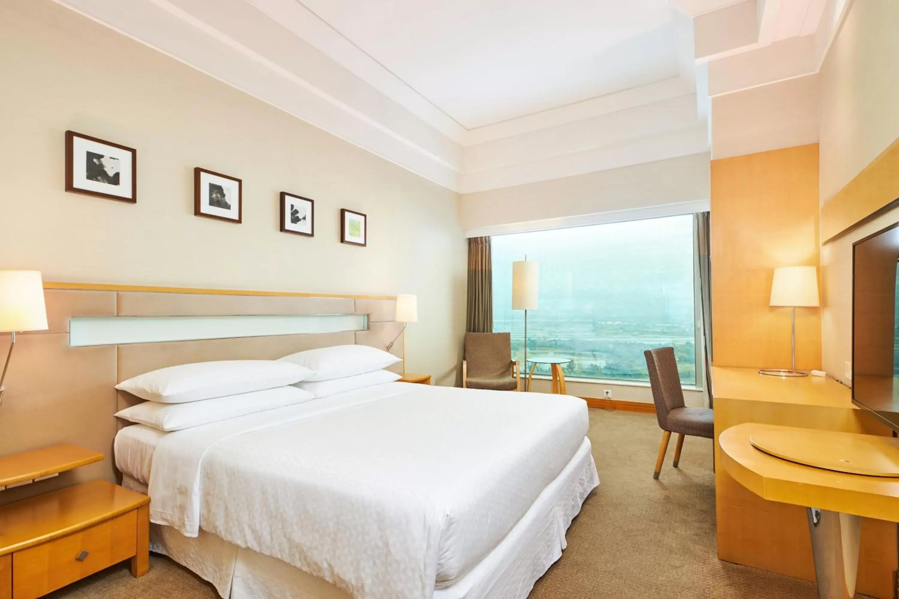 Photo of the whole room, Bed in Four Points by Sheraton Shenzhen