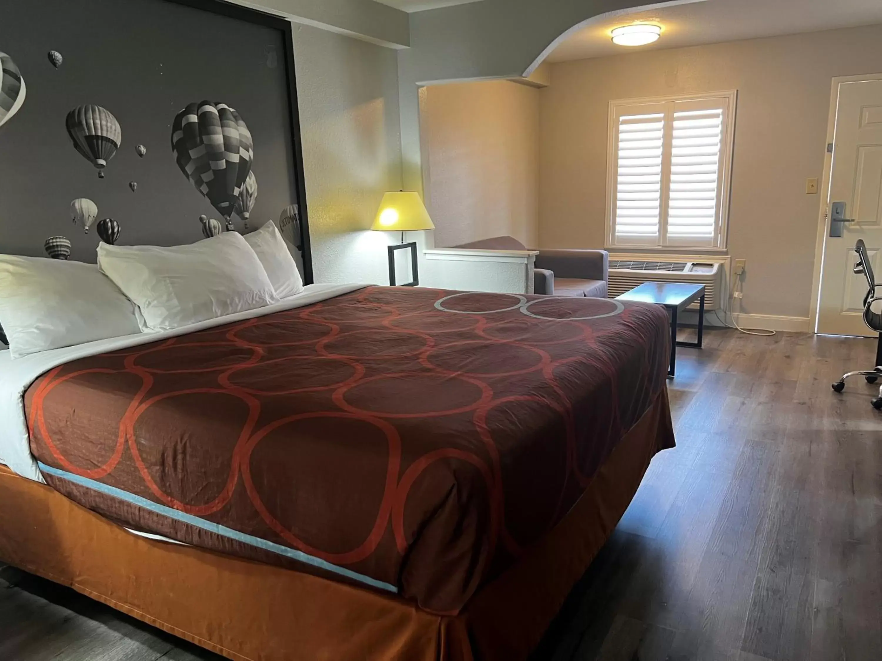 Bedroom, Bed in Super 8 by Wyndham Baytown/Mont Belvieu