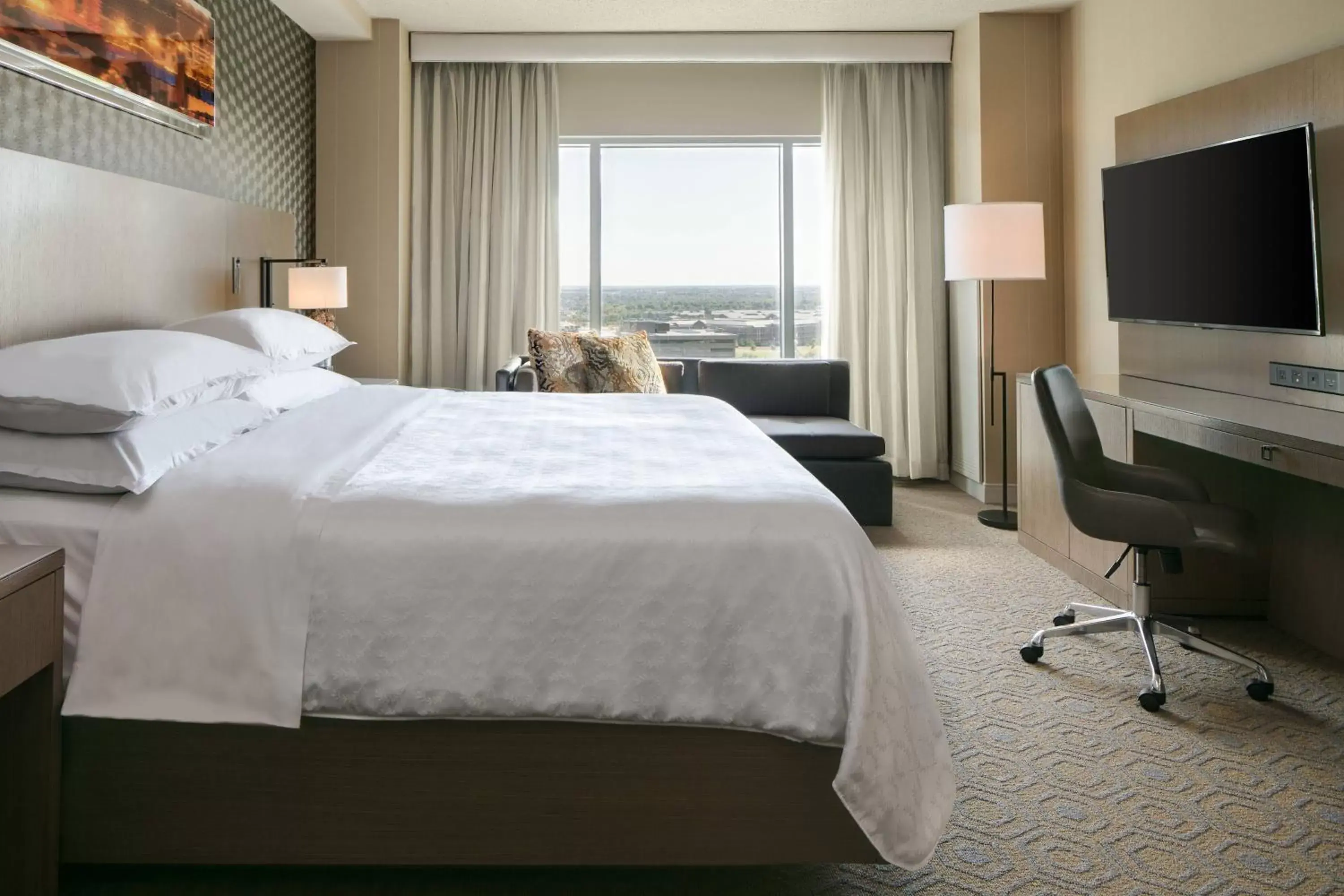 Bedroom, Bed in Sheraton Overland Park Hotel at the Convention Center