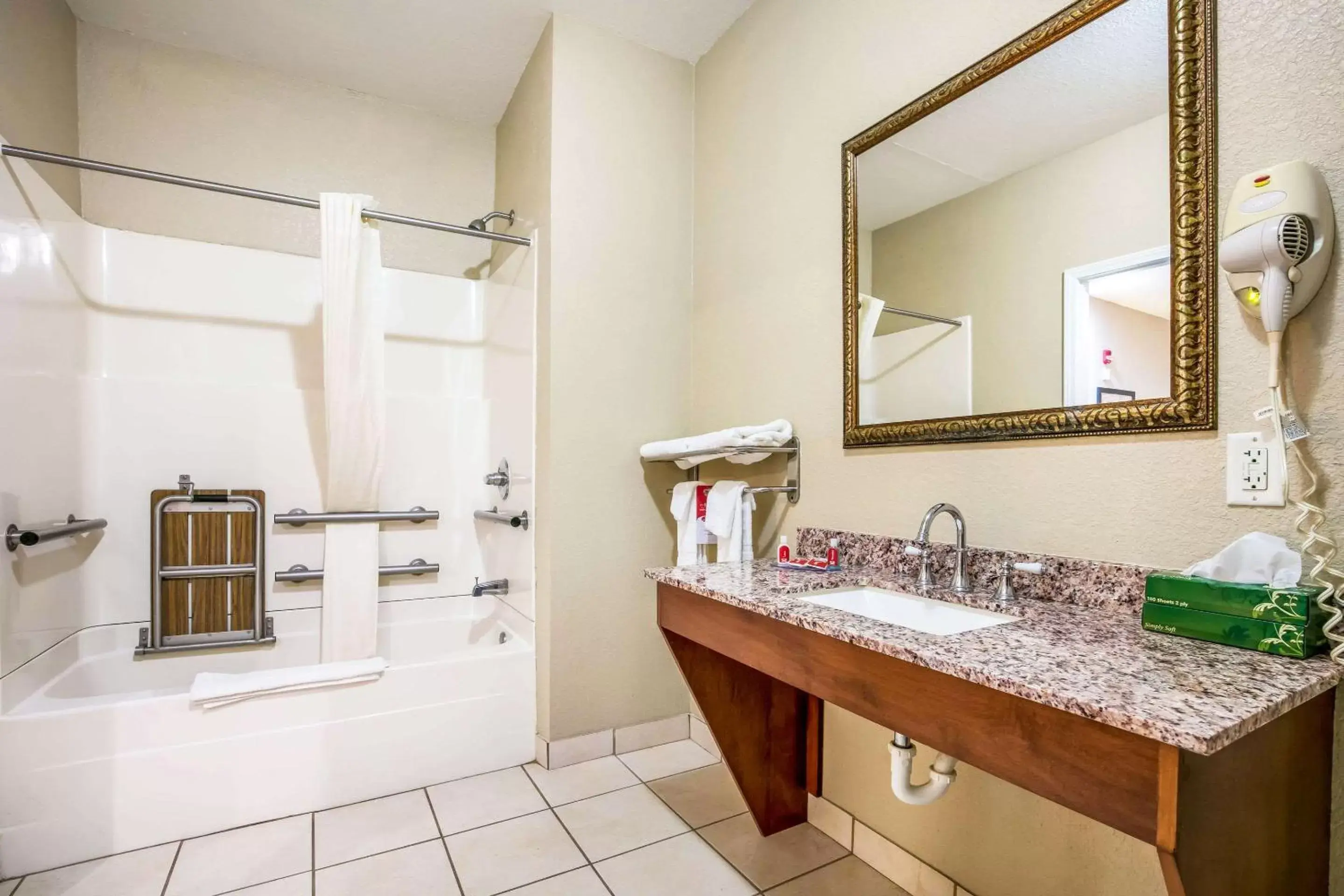 Photo of the whole room, Bathroom in Econo Lodge Inn & Suites Horn Lake