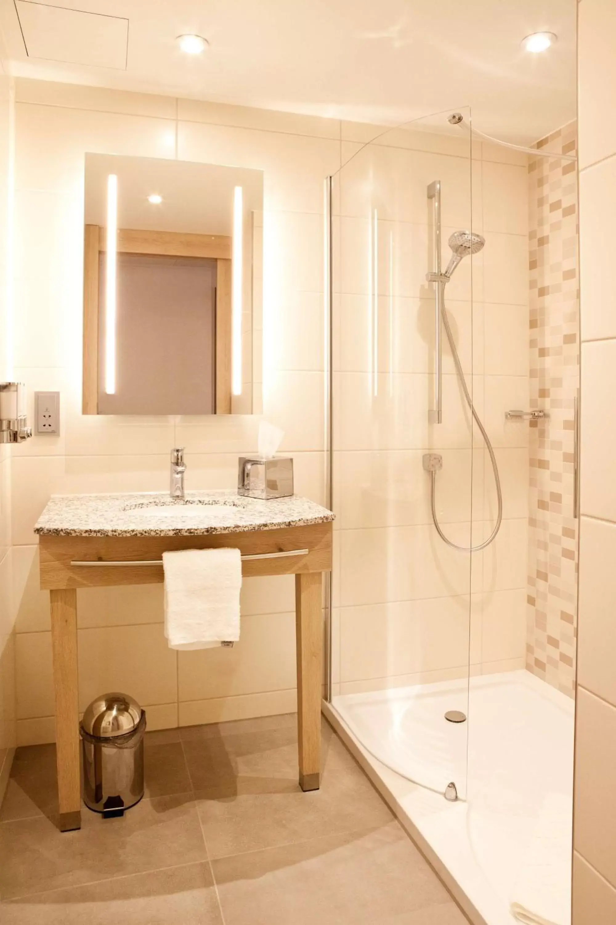 Shower, Bathroom in Hampton By Hilton Dortmund Phoenix See