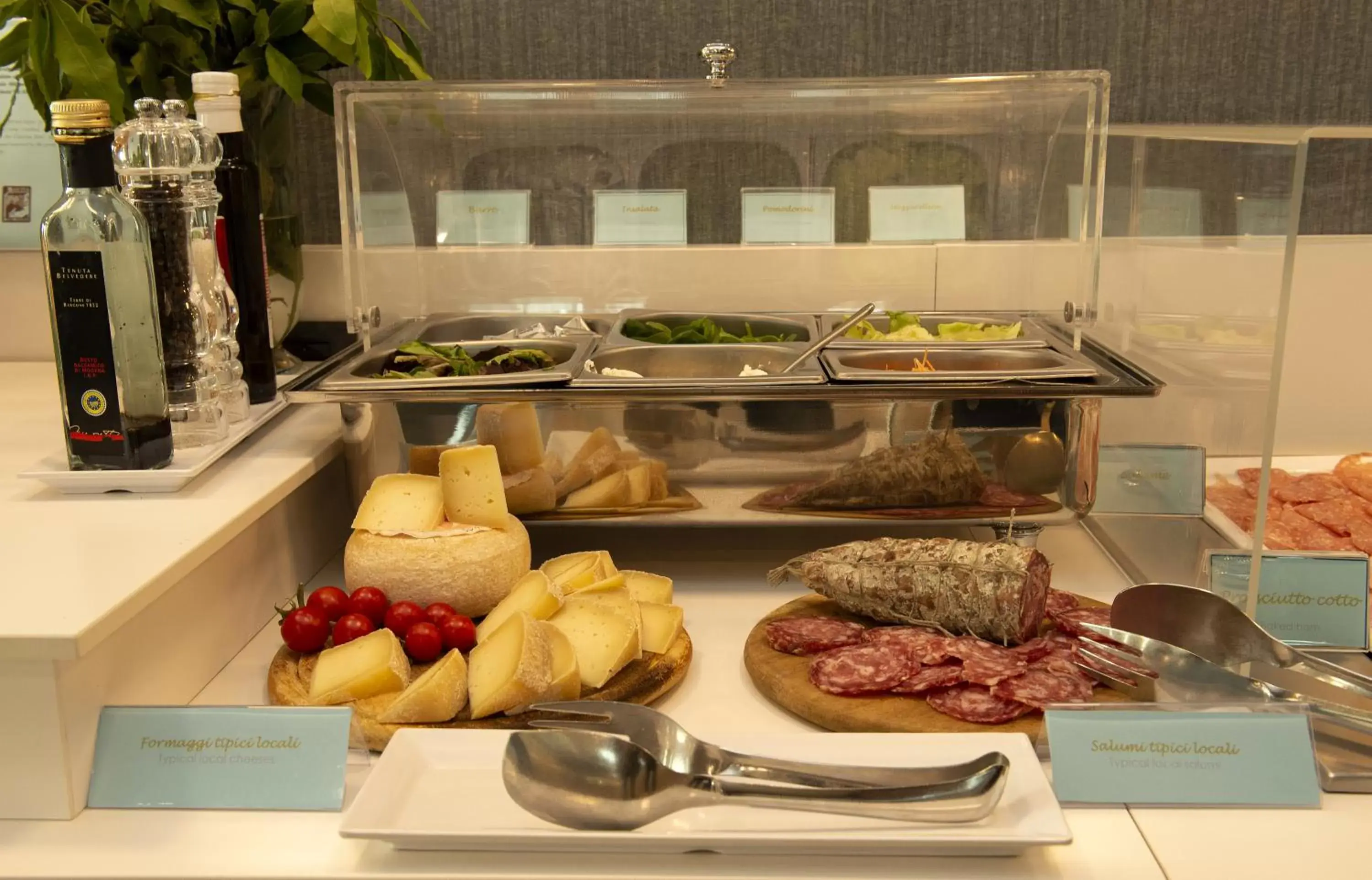 Buffet breakfast in H2C Hotel Milanofiori