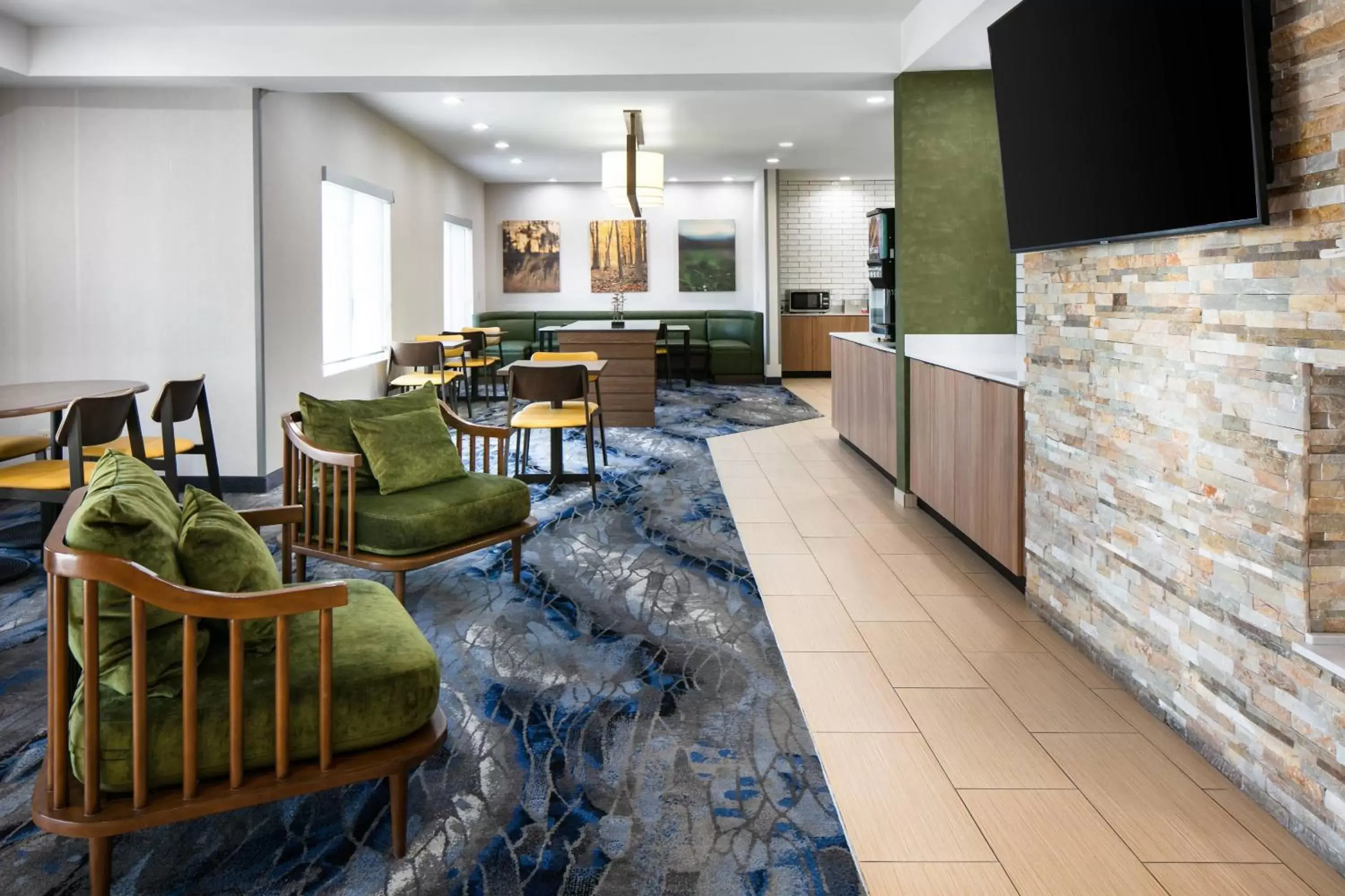 Breakfast, Seating Area in Fairfield Inn & Suites by Marriott Tulsa Central