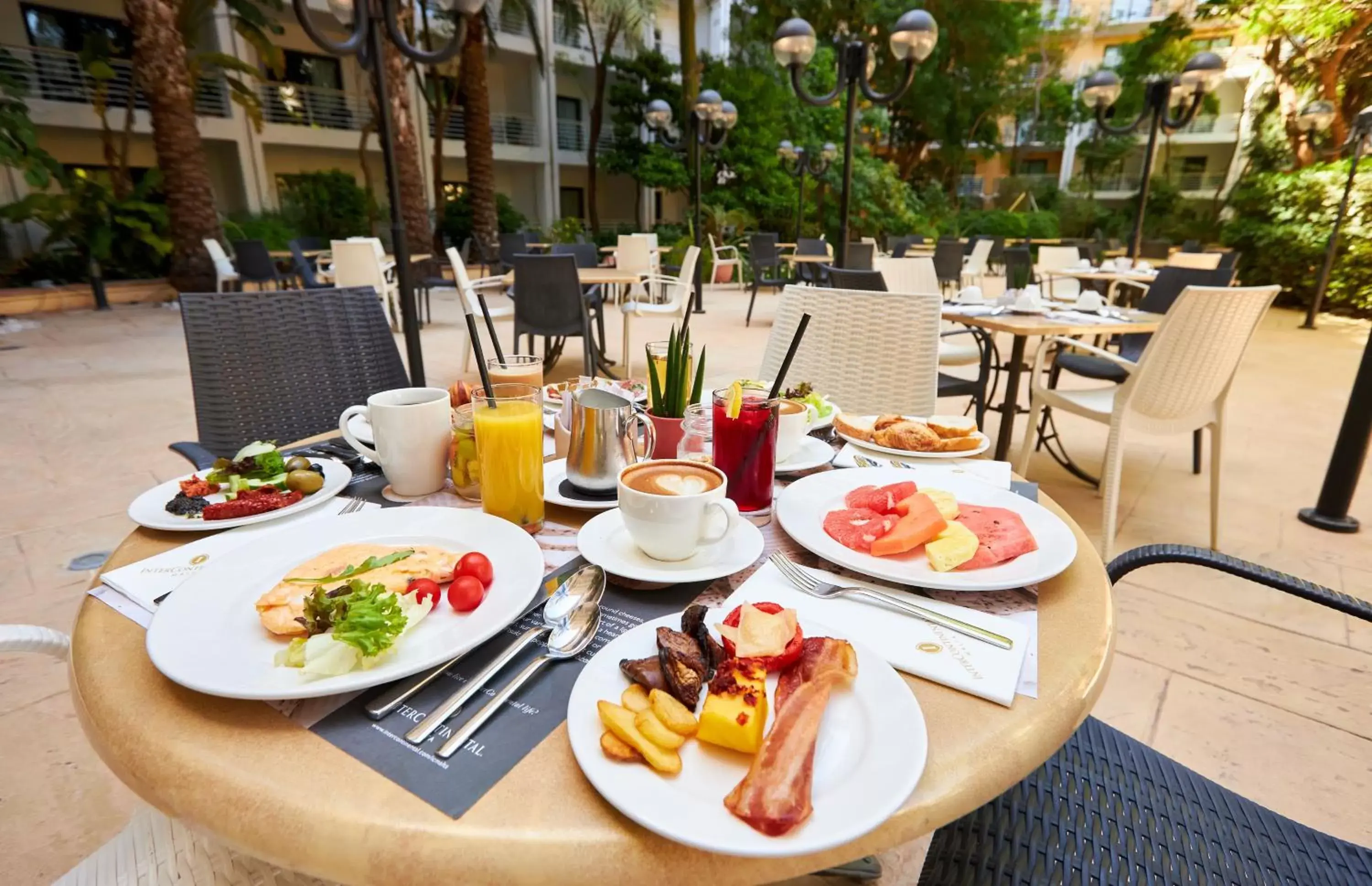 Lounge or bar in InterContinental Malta, an IHG Hotel