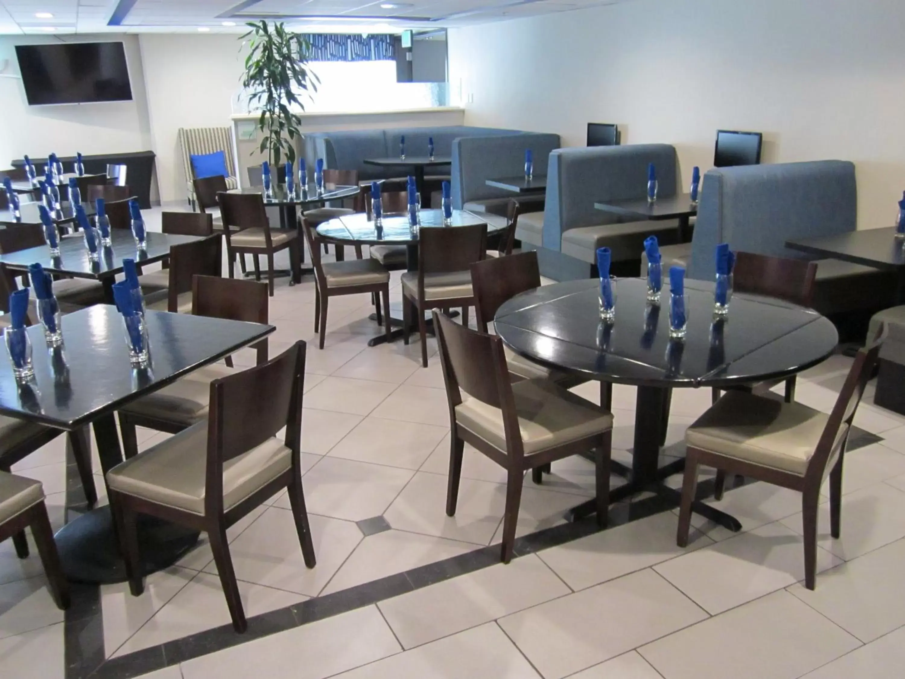 Restaurant/Places to Eat in Holiday Inn Oceanside Marina Camp Pendleton, an IHG Hotel
