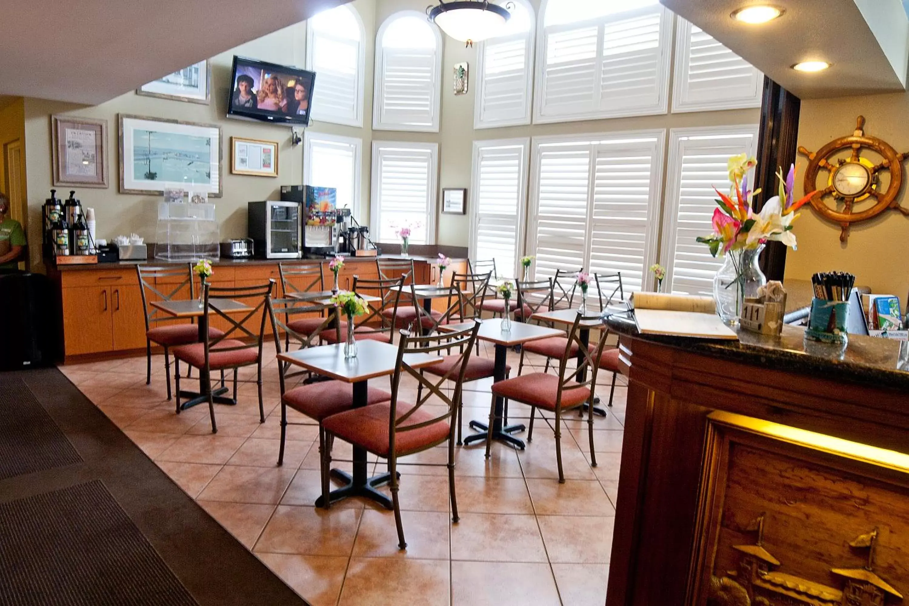 Restaurant/Places to Eat in DeSoto Beach Hotel