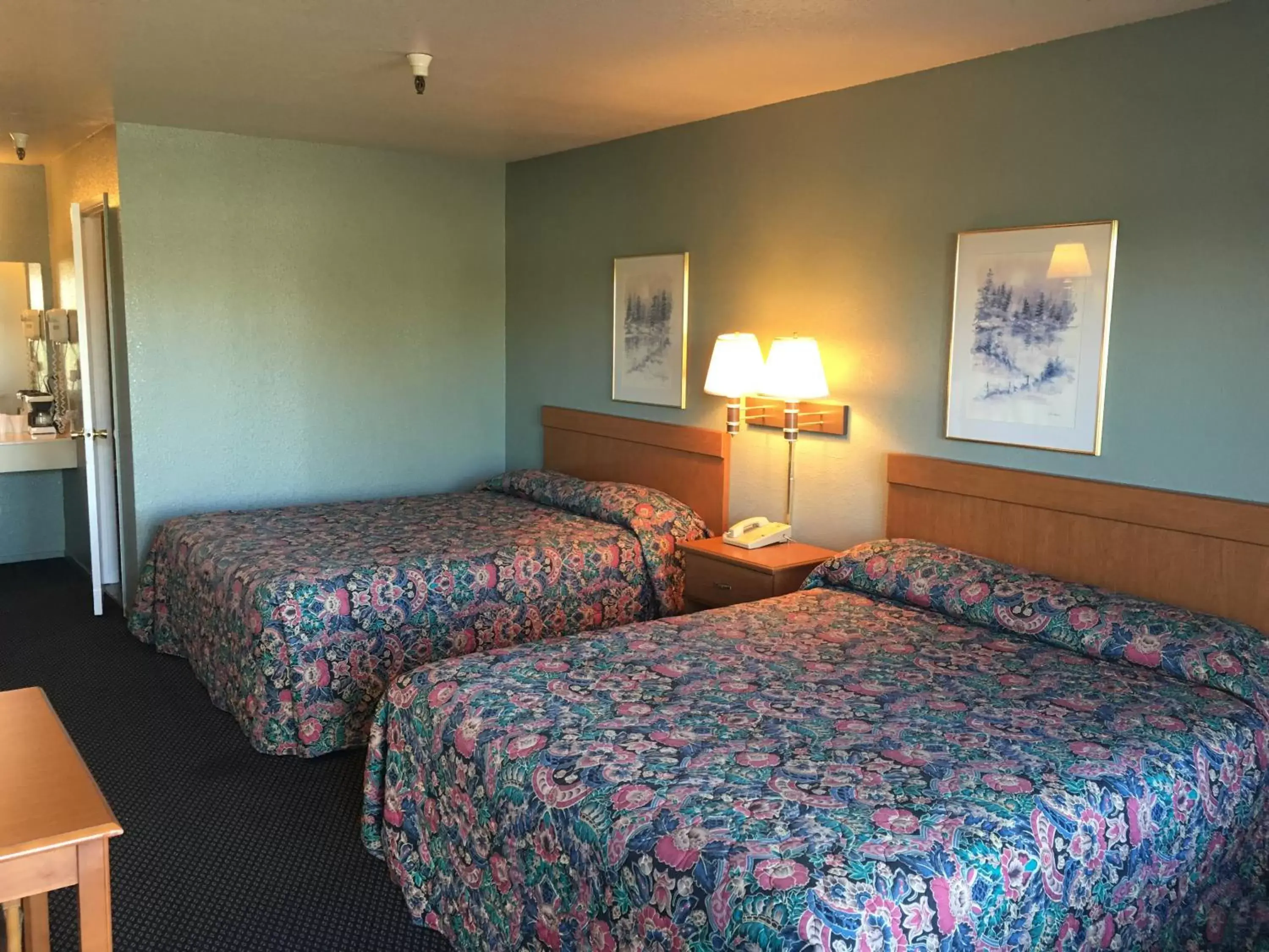 Bed, Room Photo in Applegate Inn