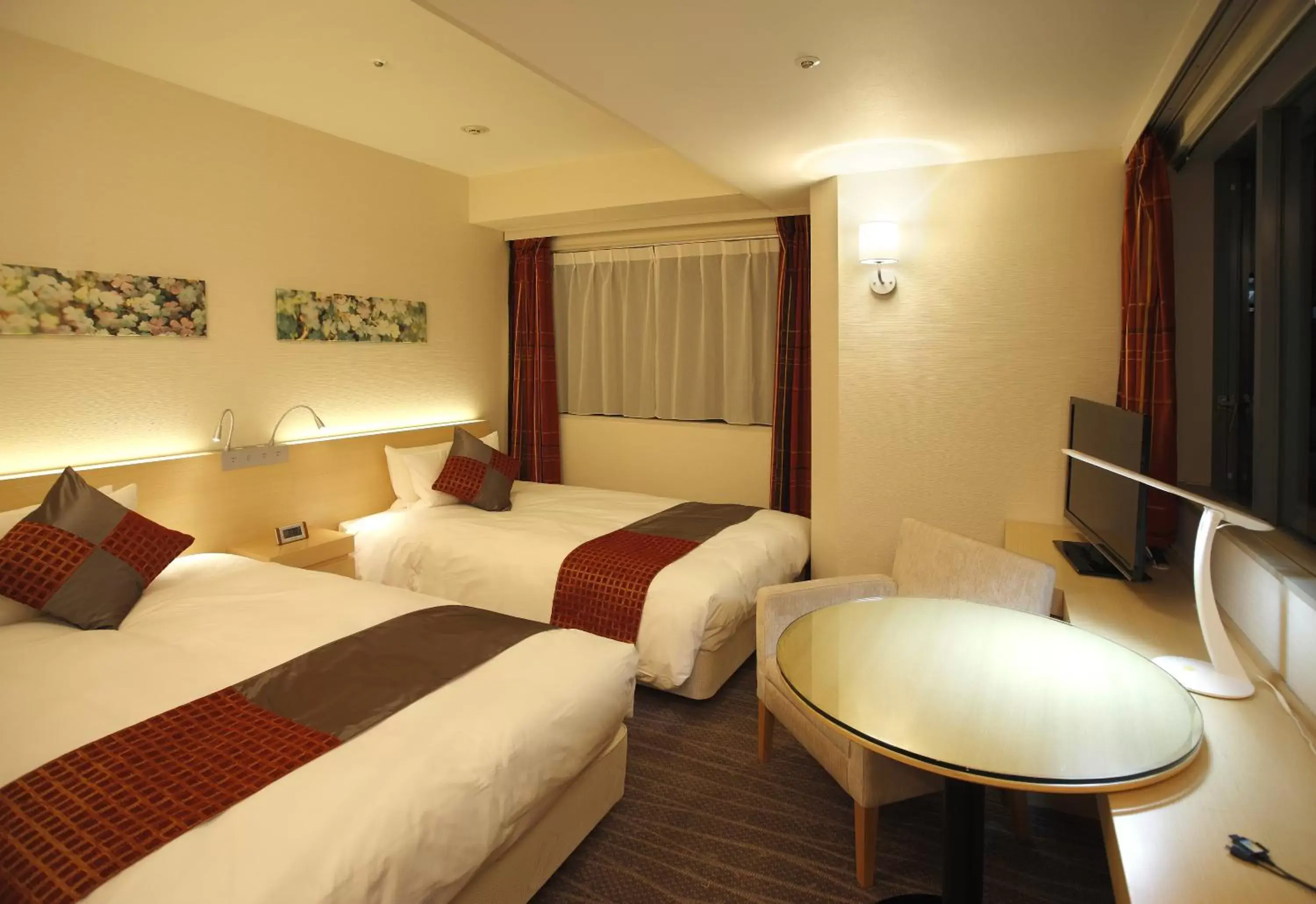 Photo of the whole room, Bed in Hotel Keihan Kyobashi Grande