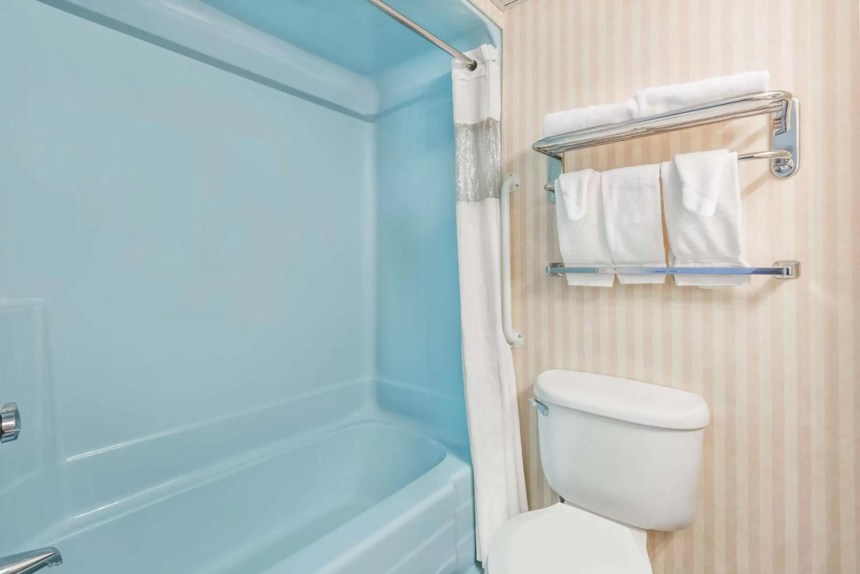 Bathroom in Howard Johnson by Wyndham Gillette Bathroom in Howard Johnson by Wyndham Gillette