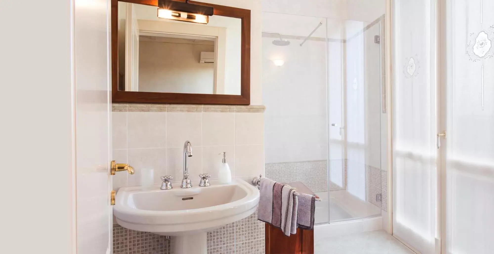Shower, Bathroom in B&B Residence il Ciliegio , Via Villa Superiore 93 Luzzara