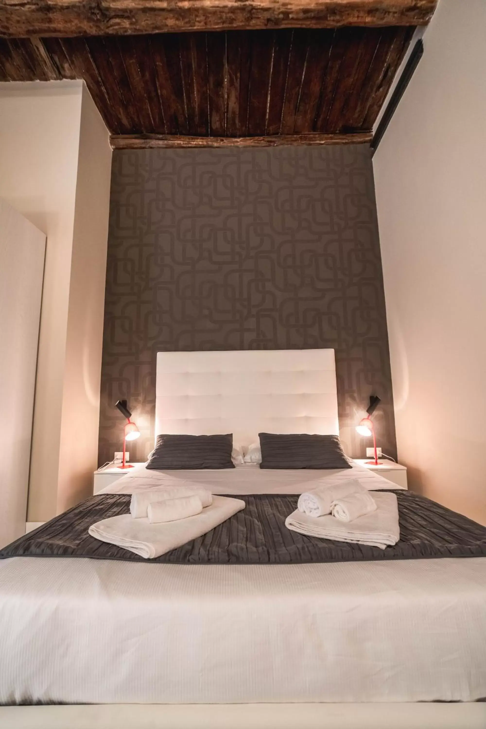 Bed in Palazzo Paladini - Luxury Suites in the Heart of the Old Town