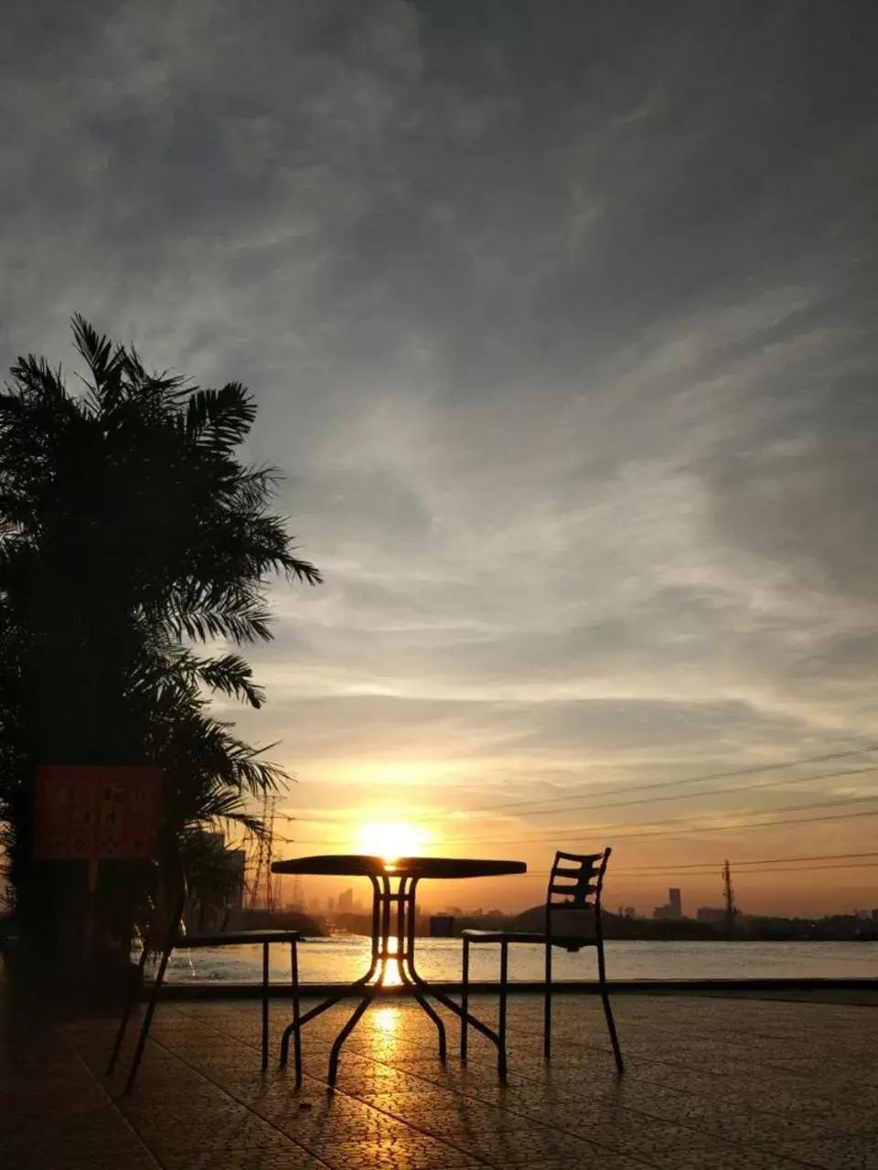 Sunrise/Sunset in Hotel Gunawangsa MERR
