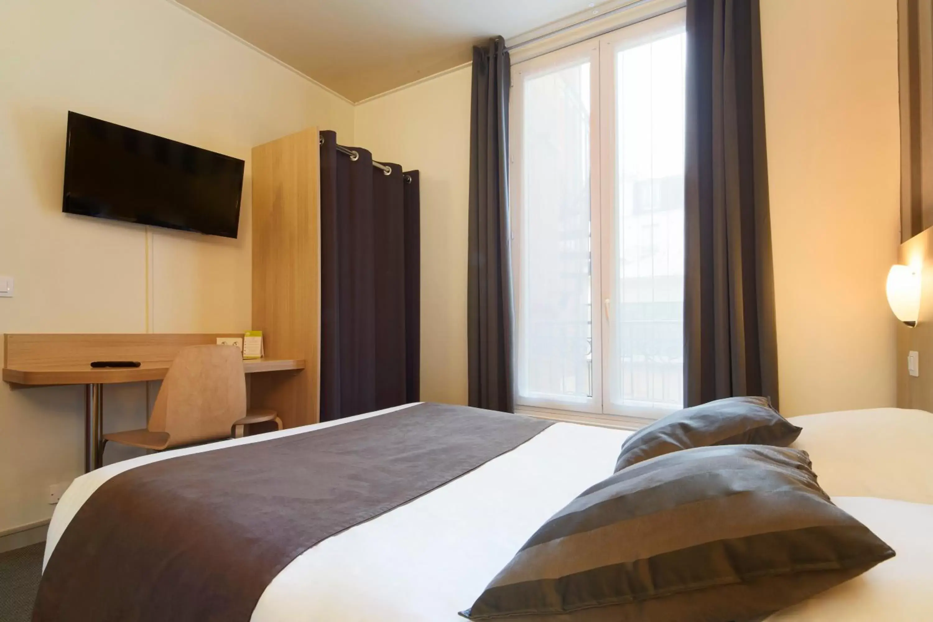 Bed in Hotel Paris Villette