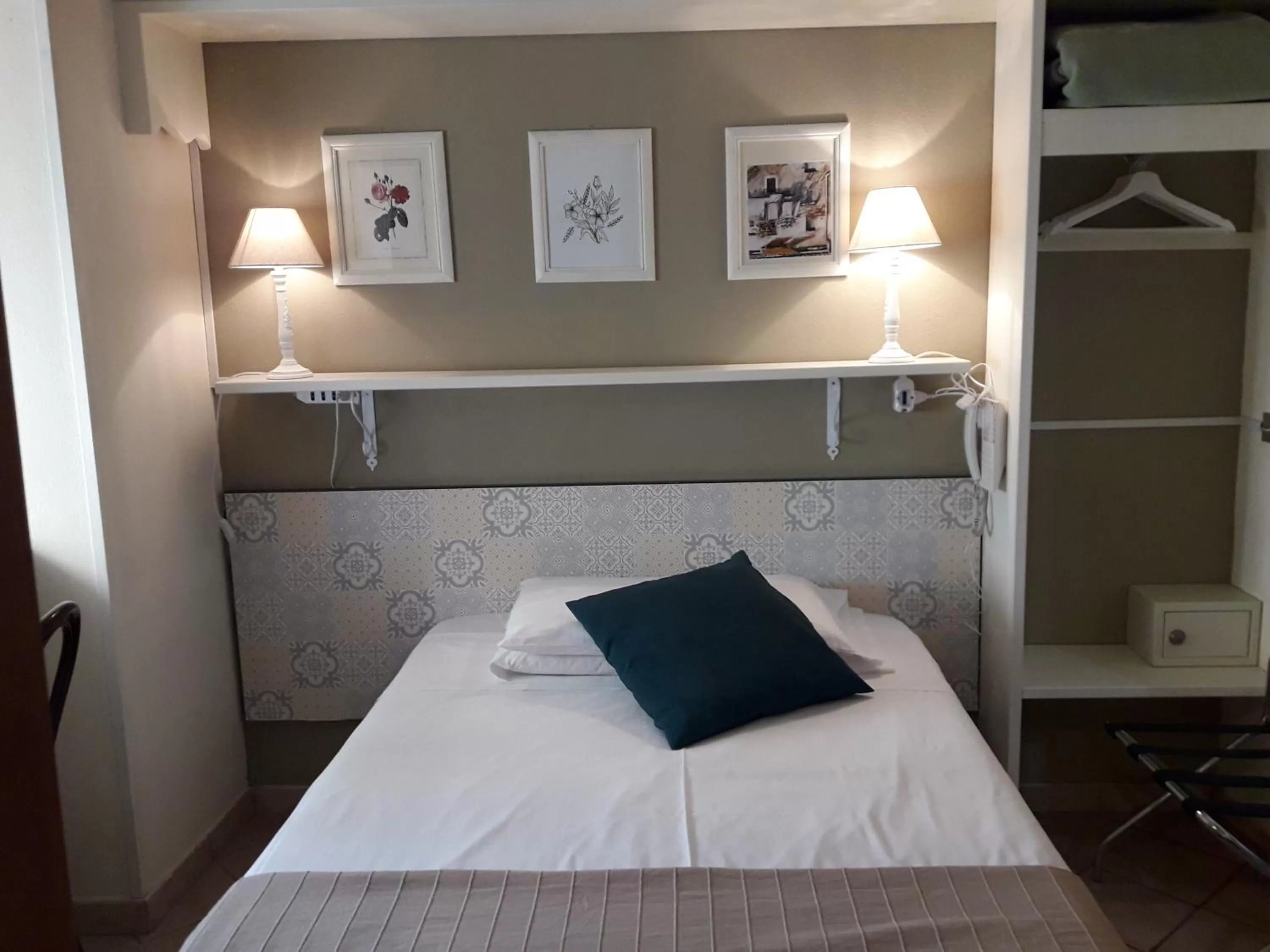 Photo of the whole room, Bed in Hotel Europeo Napoli