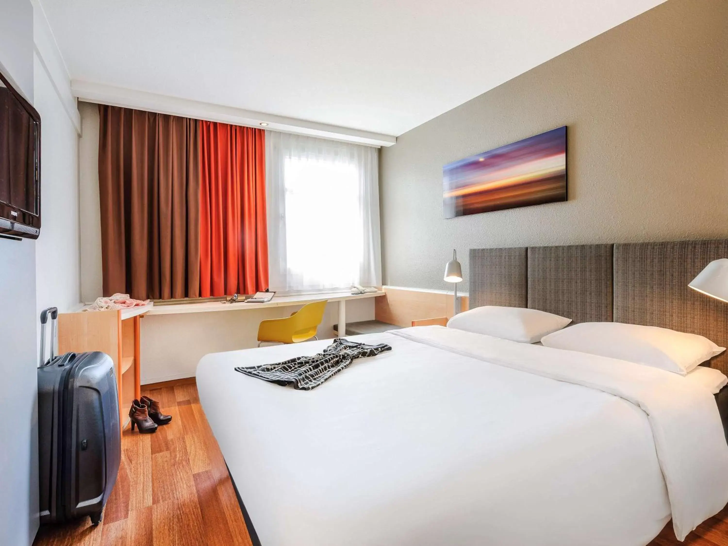 Photo of the whole room, Bed in ibis Hotel Frankfurt Messe West