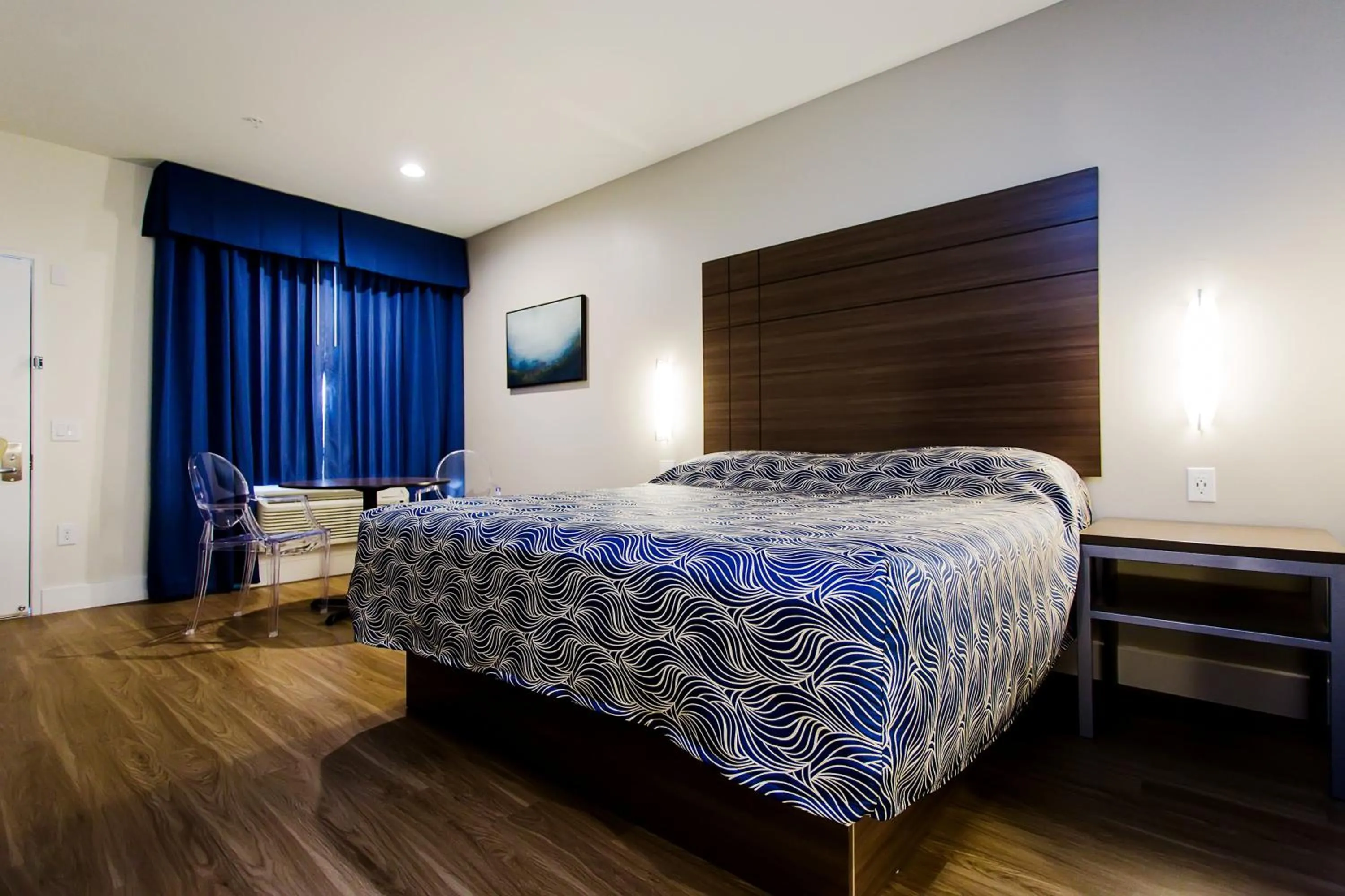 Decorative detail, Bed in Palace Inn Blue US-59 & Gessner