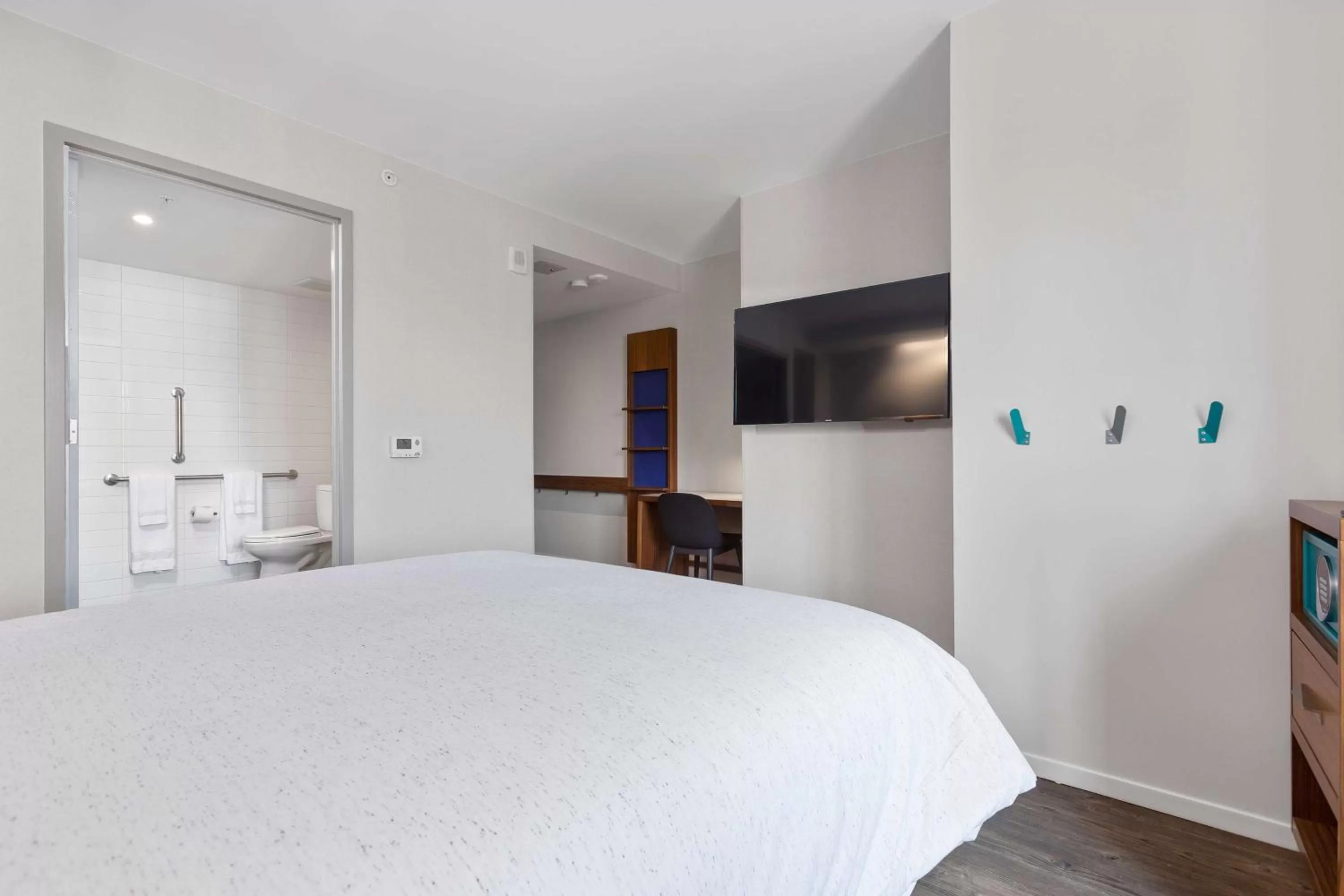 Bedroom, Bed in Motto by Hilton Washington DC City Center