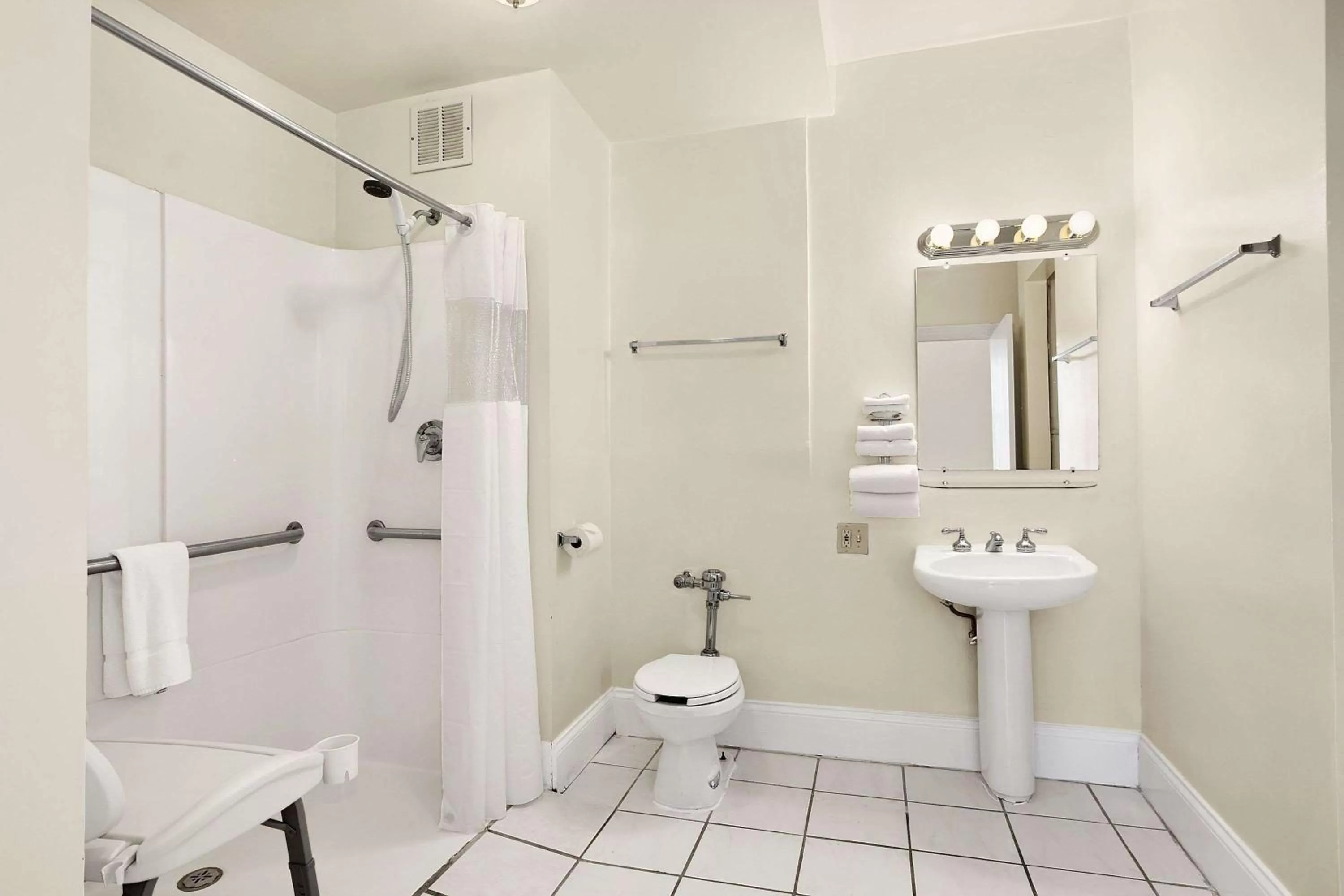 King Studio Suite - Mobility Access/Non-Smoking in Travelodge by Wyndham Downtown Chicago