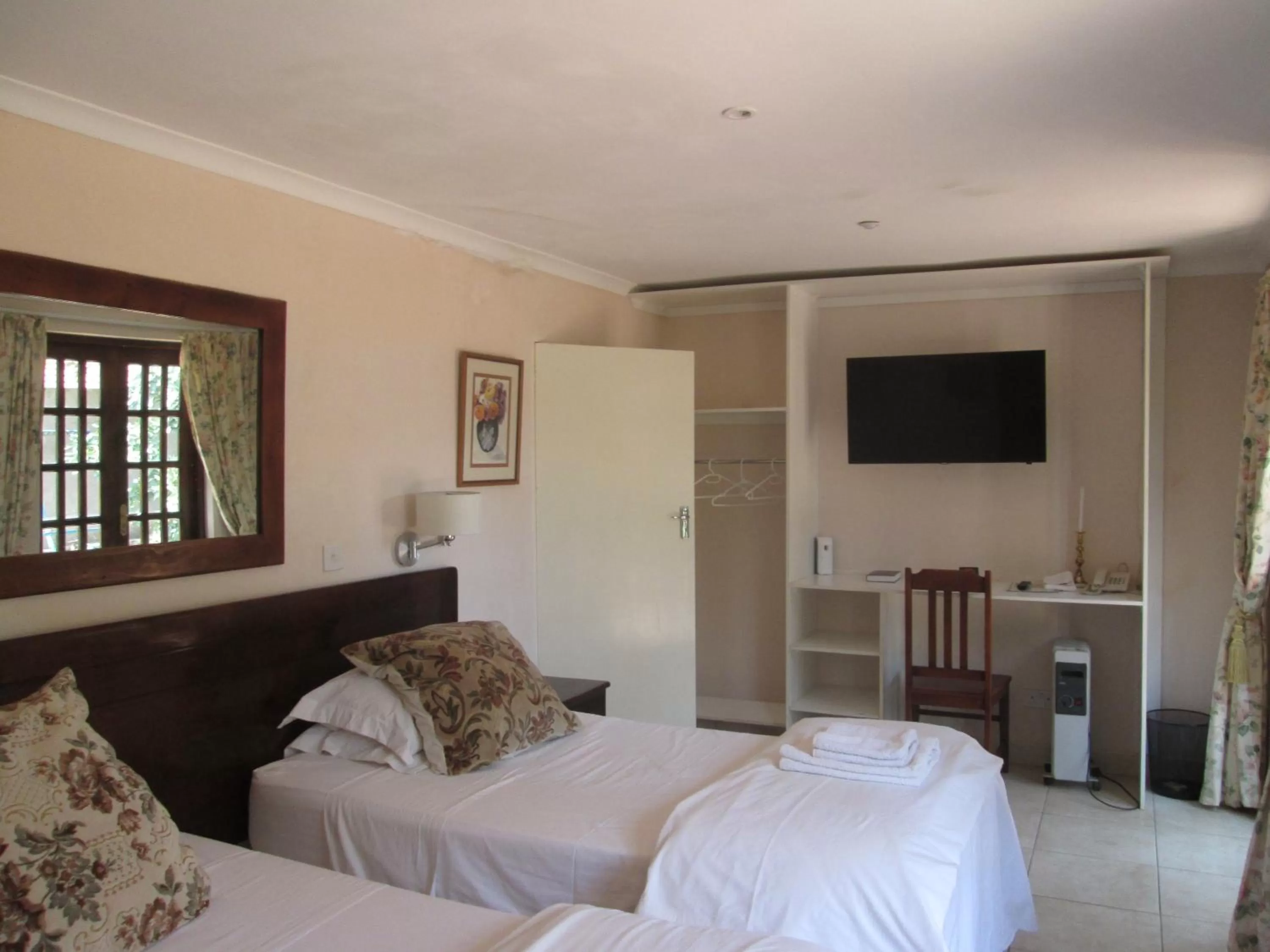 Bedroom, Bed in 12 FLEETWOOD