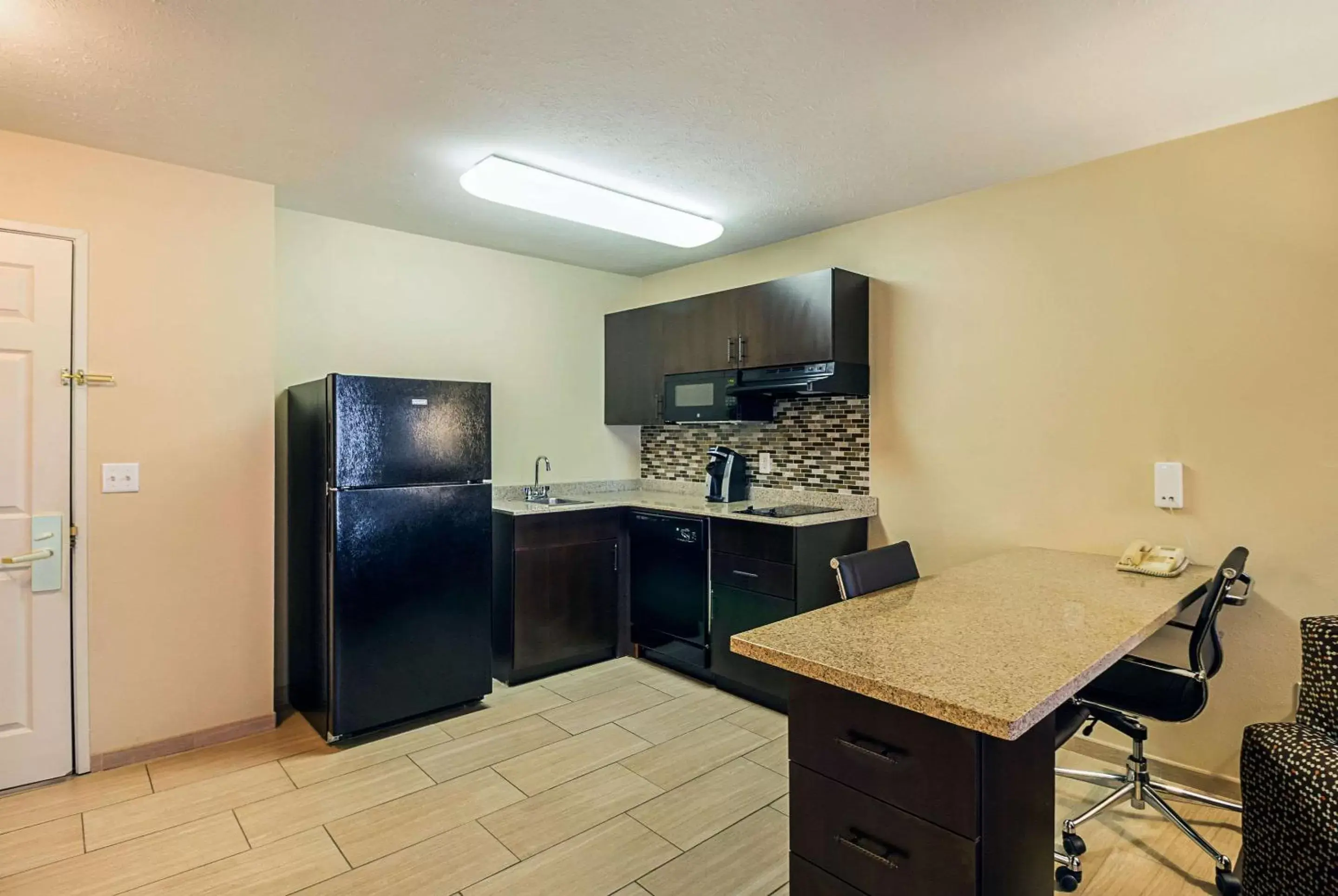 Bedroom, Kitchen/Kitchenette in MainStay Suites Fargo - I-94 Medical Center