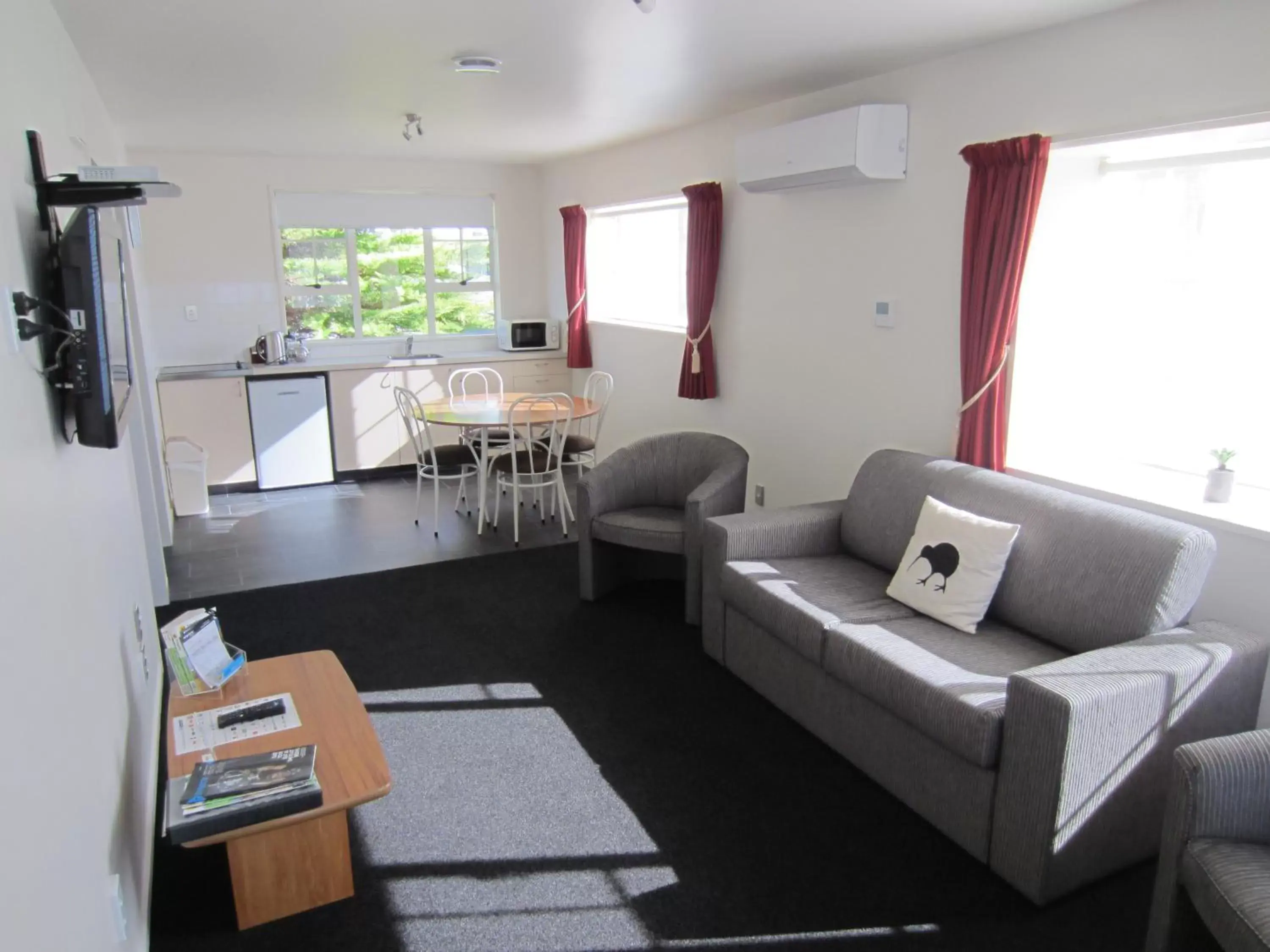 Living room, Seating Area in Alpine Rose Motel