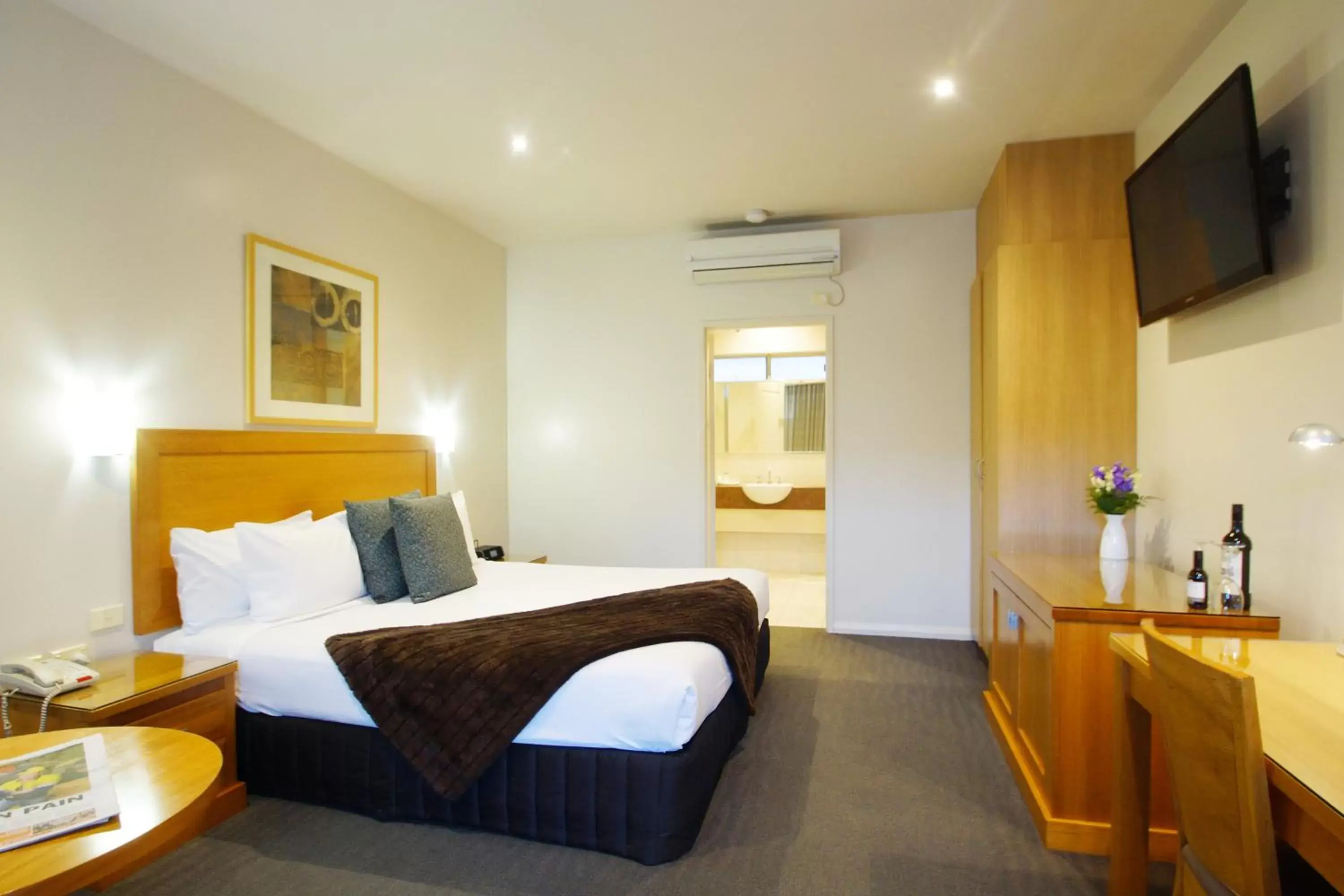King Room with Spa Bath in The Wyndhamere Motel Shepparton
