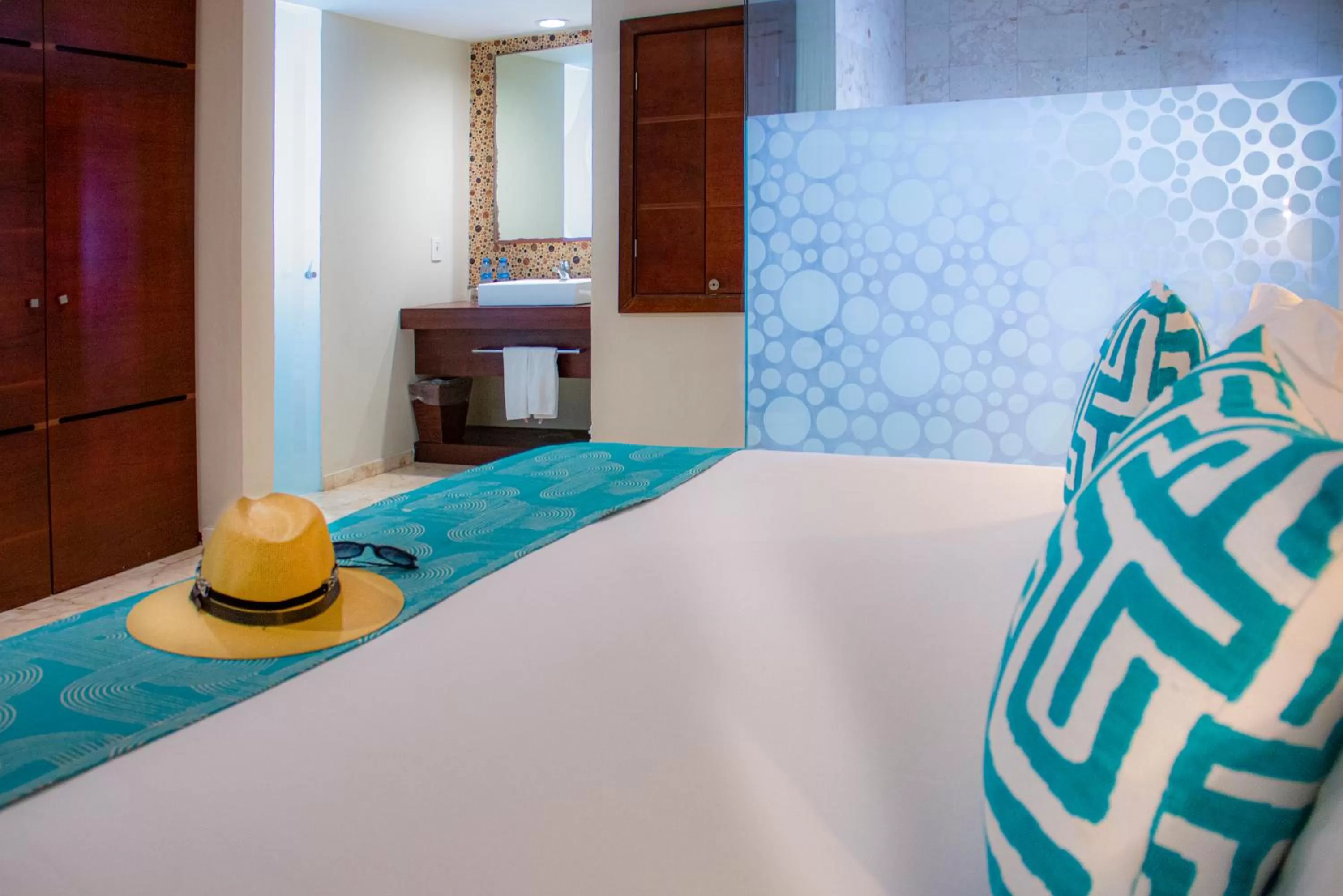 Toilet, Bed in Hotel The Palm