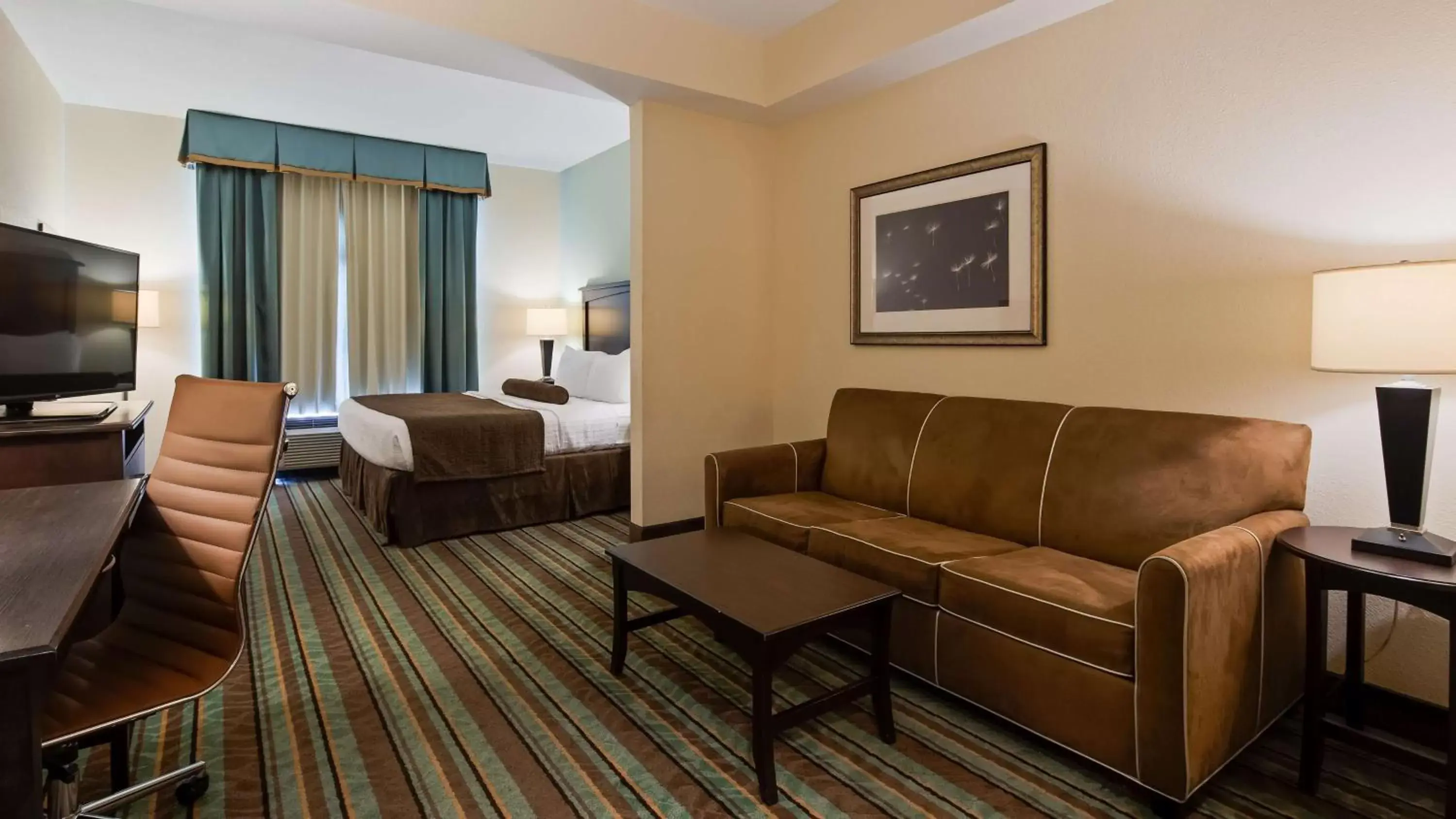 Photo of the whole room, Seating Area in Best Western Plus Chain of Lakes Inn & Suites