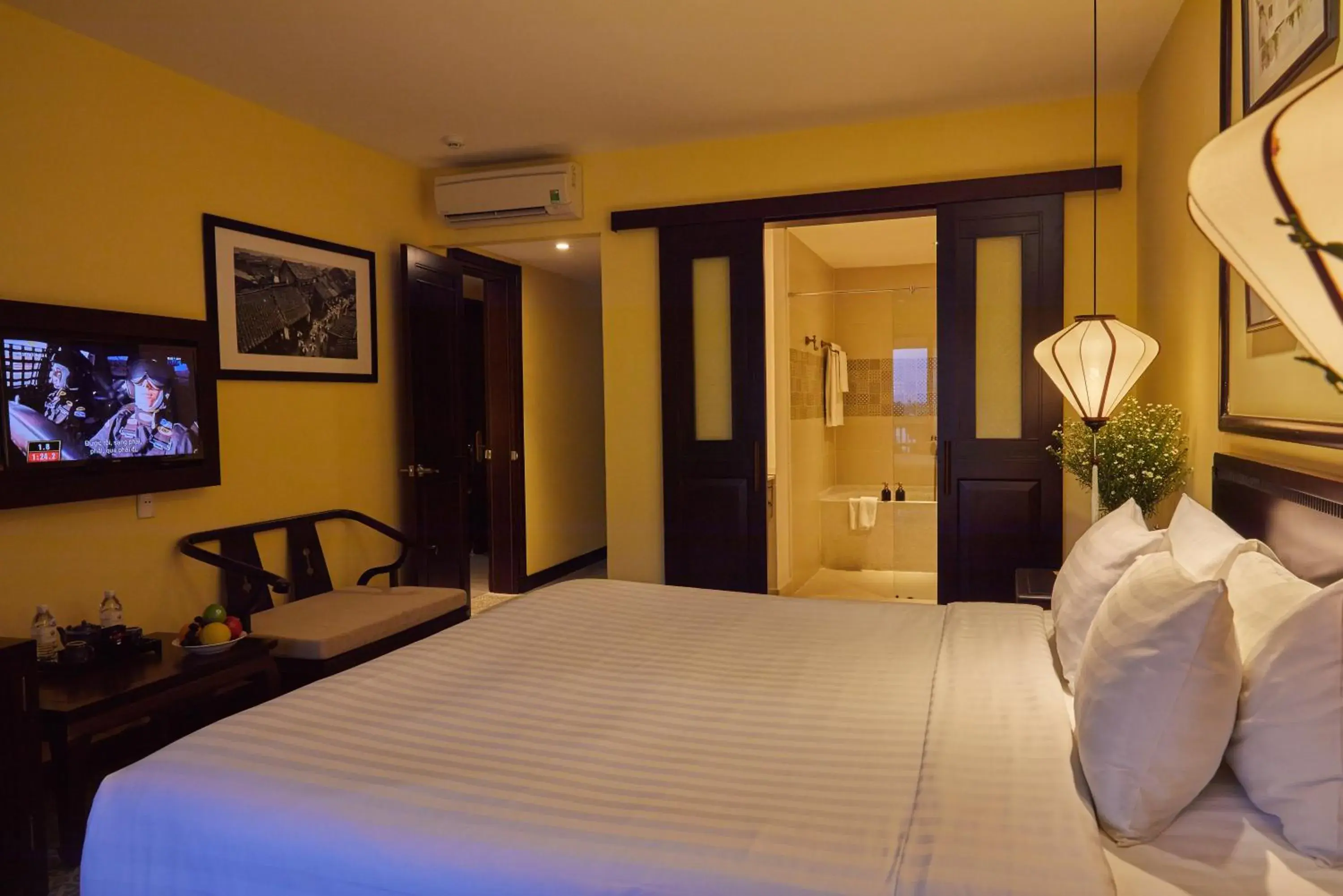 Staff, Bed in Hoi An Central Boutique Hotel & Spa (Little Hoi An Central Boutique Hotel & Spa)