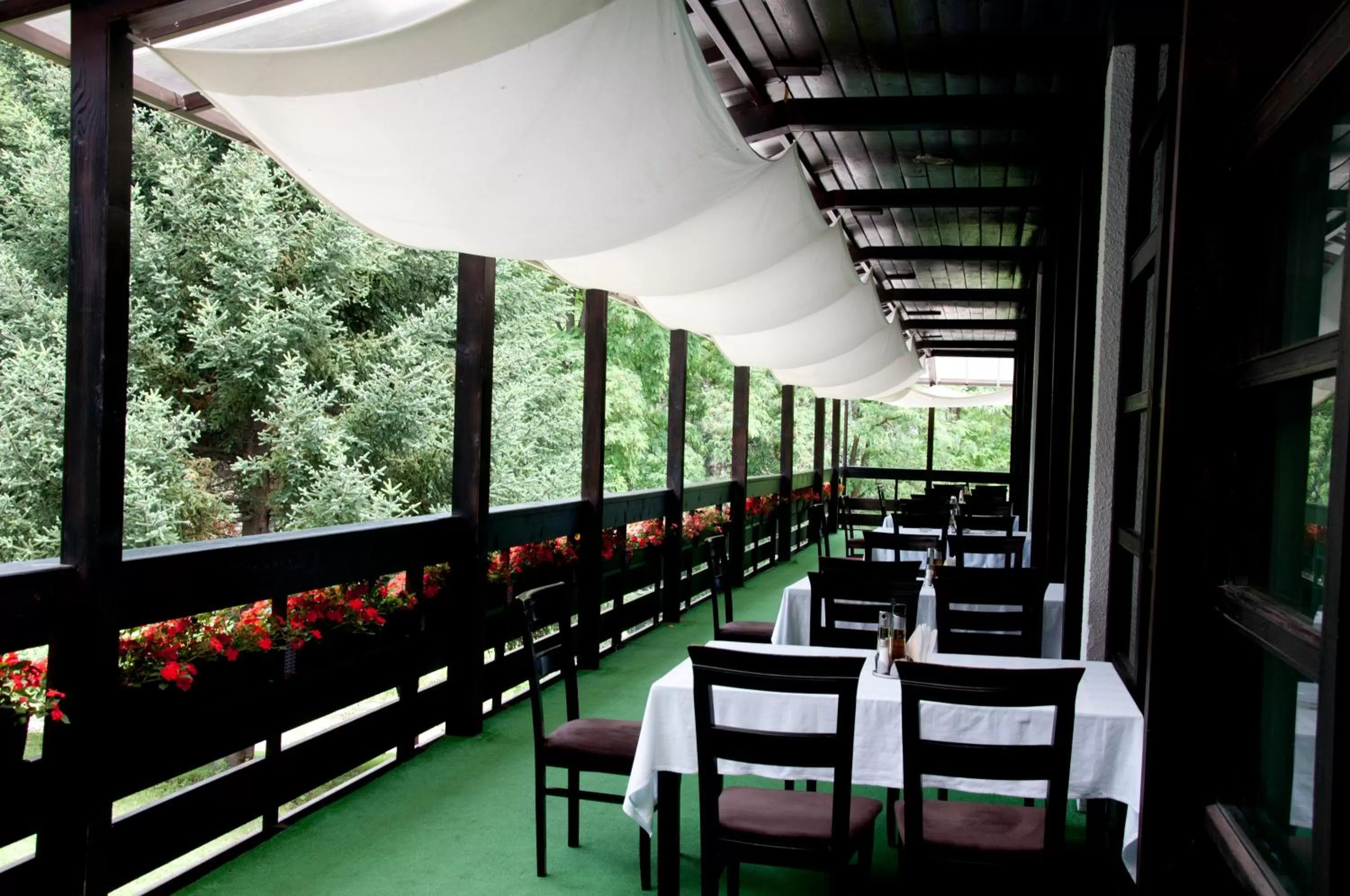 Restaurant/places to eat in Everest Hotel