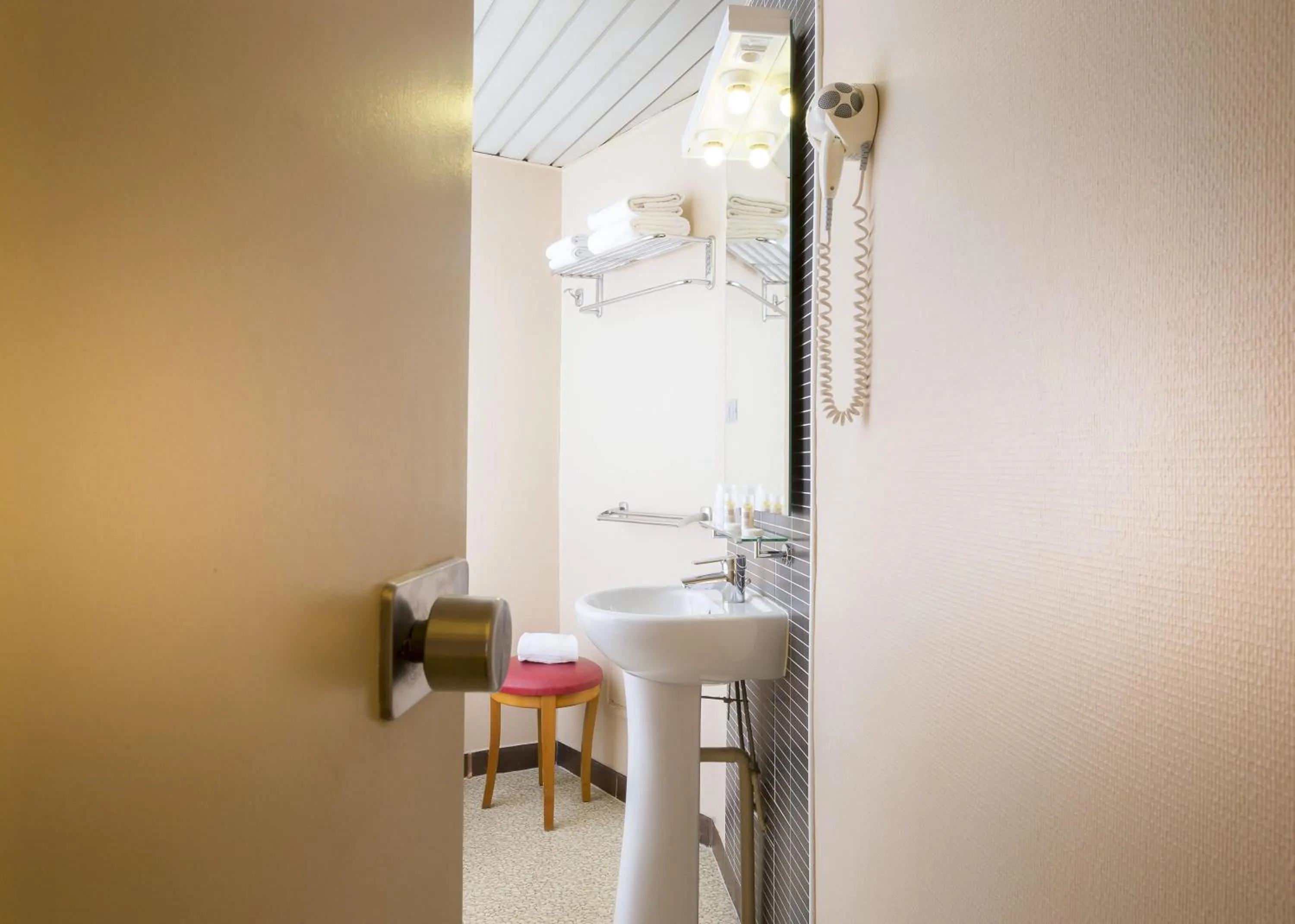 Bathroom in Hôtel de France Quartier Latin